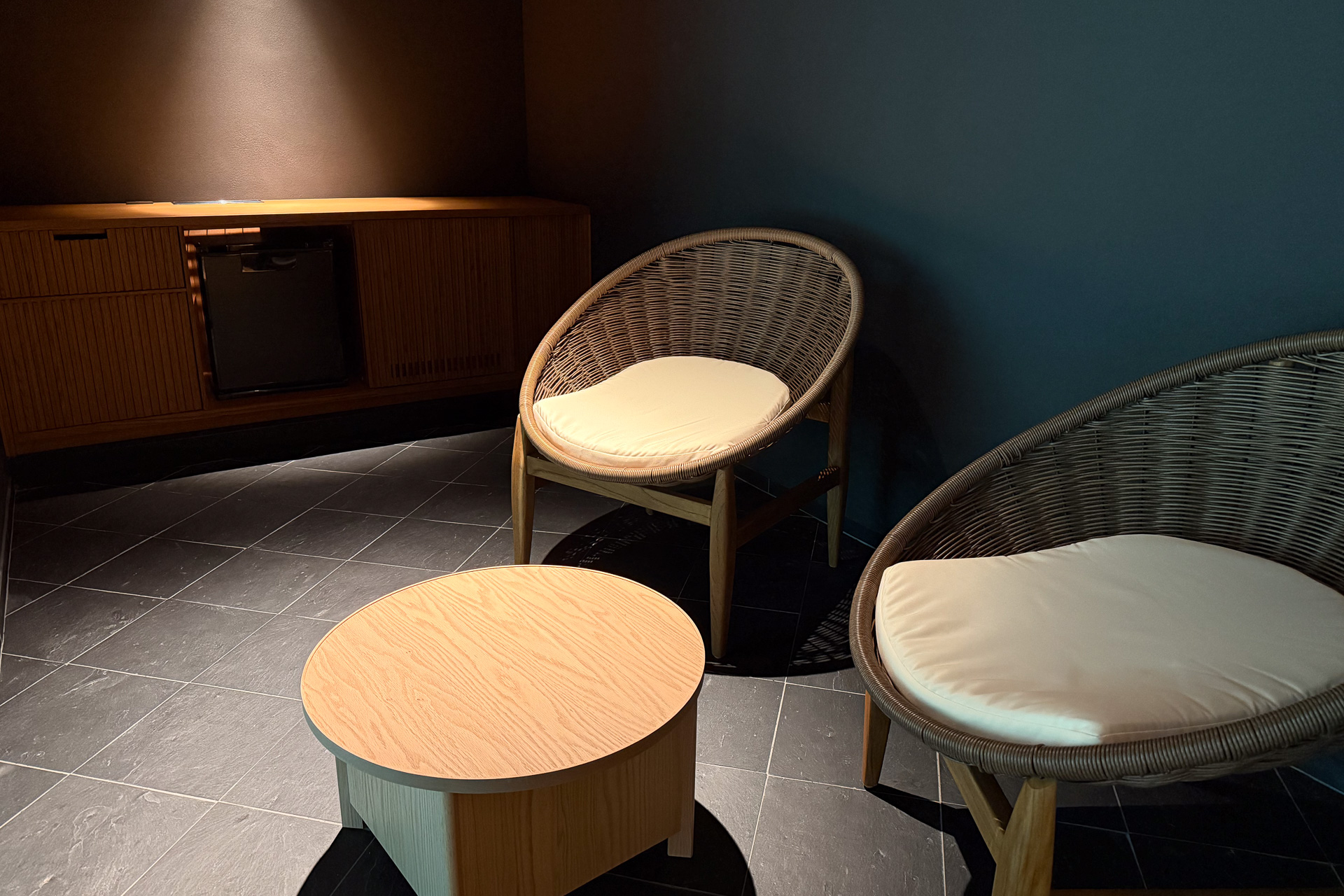 坪庭を眺めながらくつろげる湯上がり空間