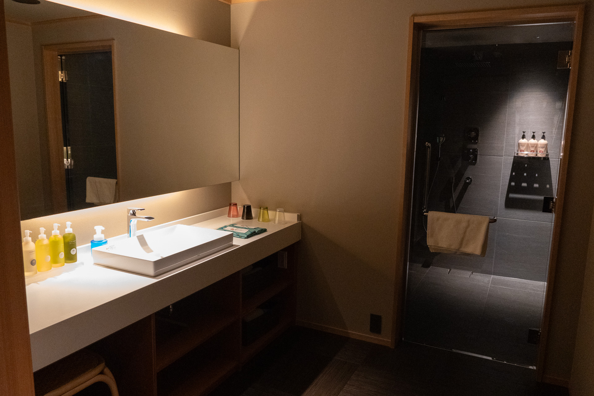 露天風呂の動線は坪庭側とその逆側にもあり、こちらは洗面やシャワールームもゆとりある広さで設けている