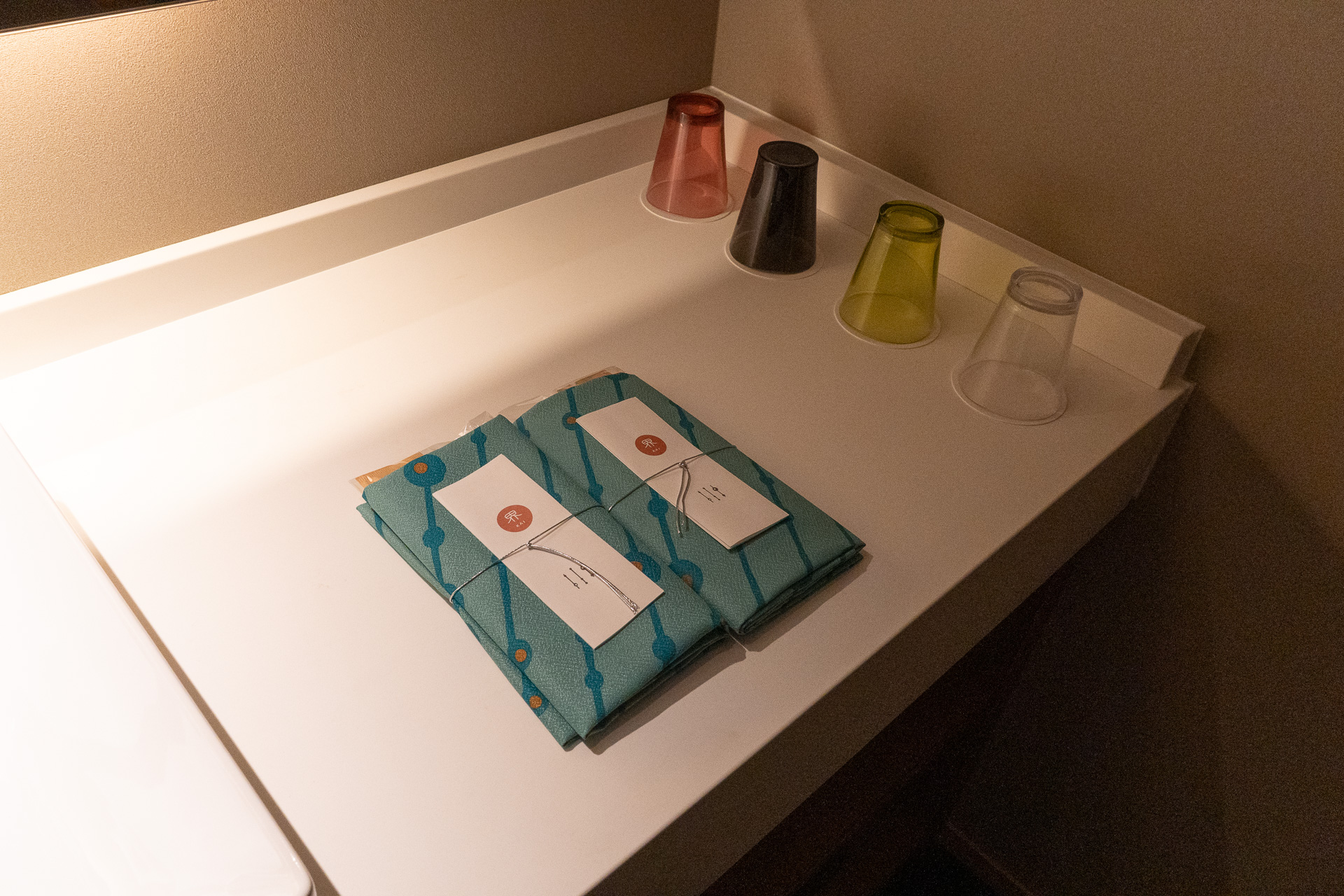 露天風呂の動線は坪庭側とその逆側にもあり、こちらは洗面やシャワールームもゆとりある広さで設けている