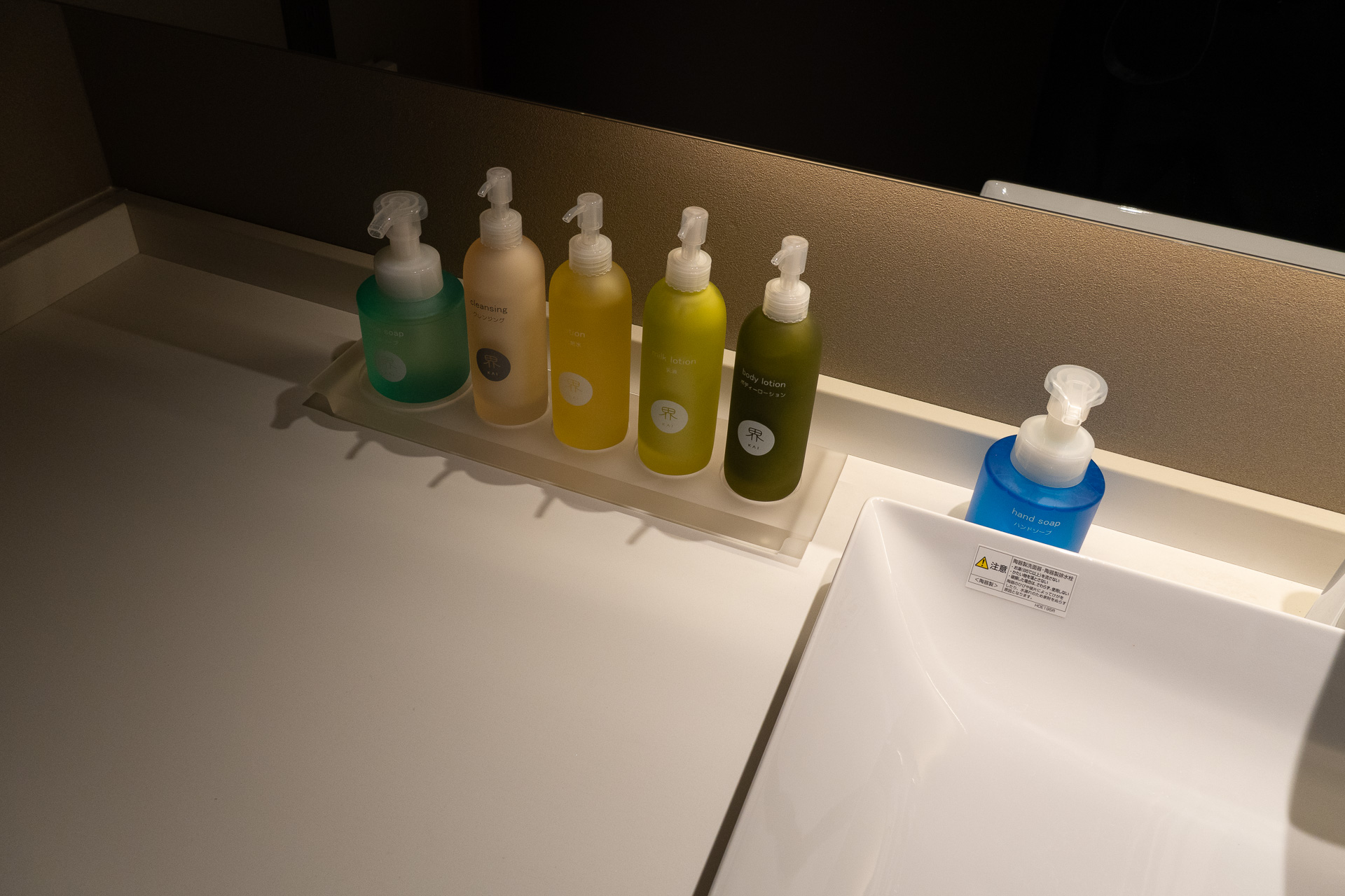 露天風呂の動線は坪庭側とその逆側にもあり、こちらは洗面やシャワールームもゆとりある広さで設けている