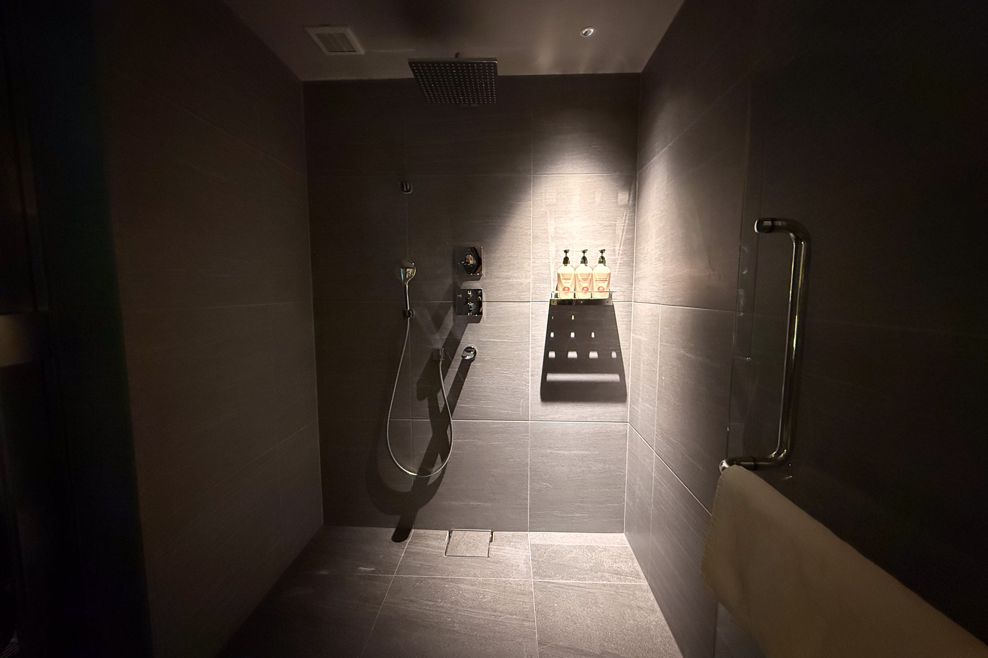 露天風呂の動線は坪庭側とその逆側にもあり、こちらは洗面やシャワールームもゆとりある広さで設けている