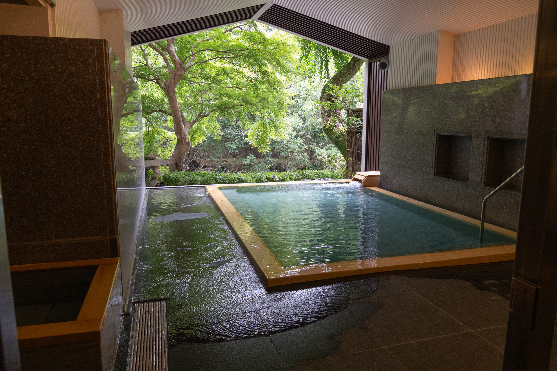 借景が印象的な半露天風呂大浴場