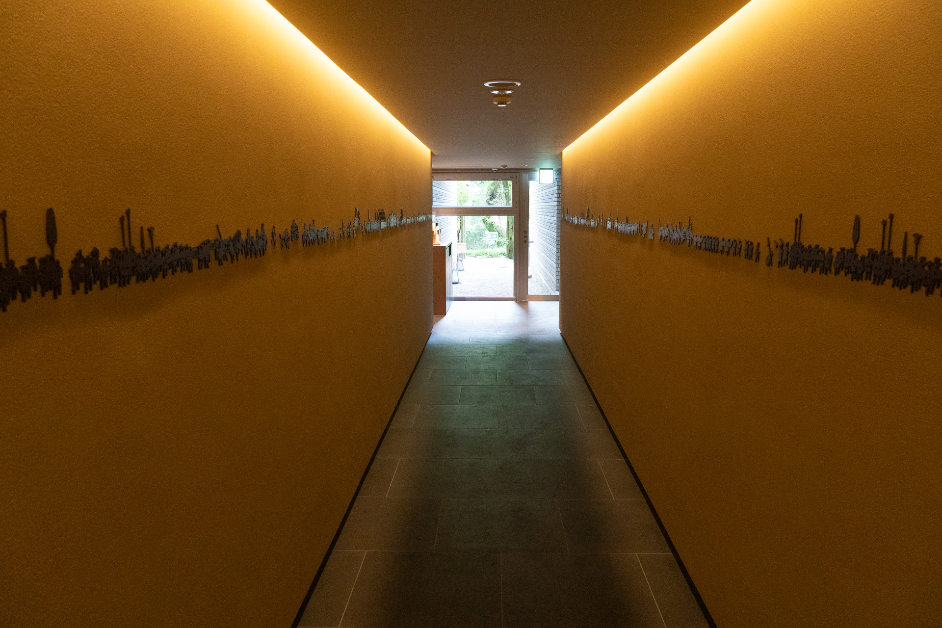 大浴場へのアプローチには、参勤交代をユニークに解釈したアートワーク