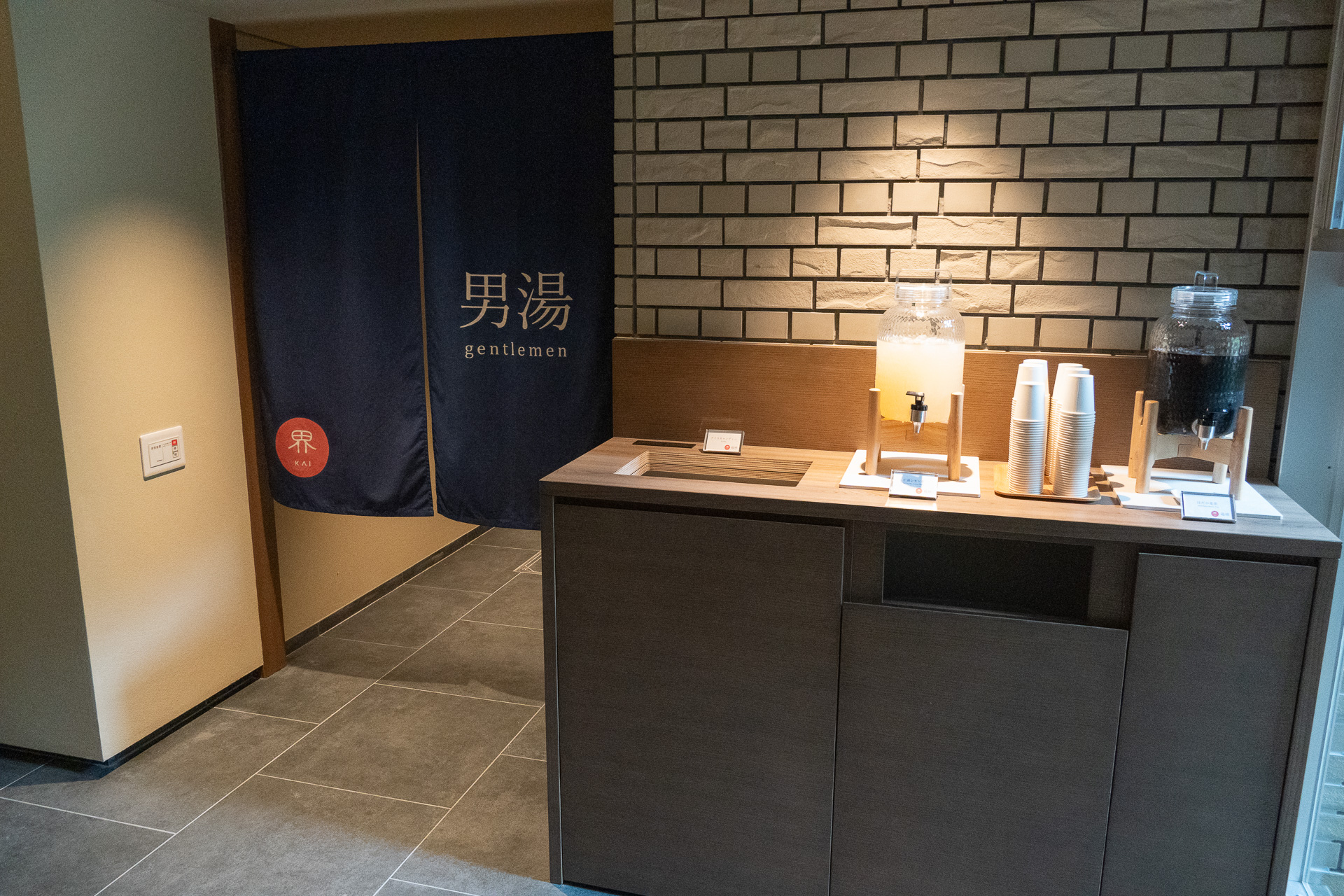 大浴場の入口前には、湯上がりのひとときを楽しむためのドリンクとアイスキャンディを用意している