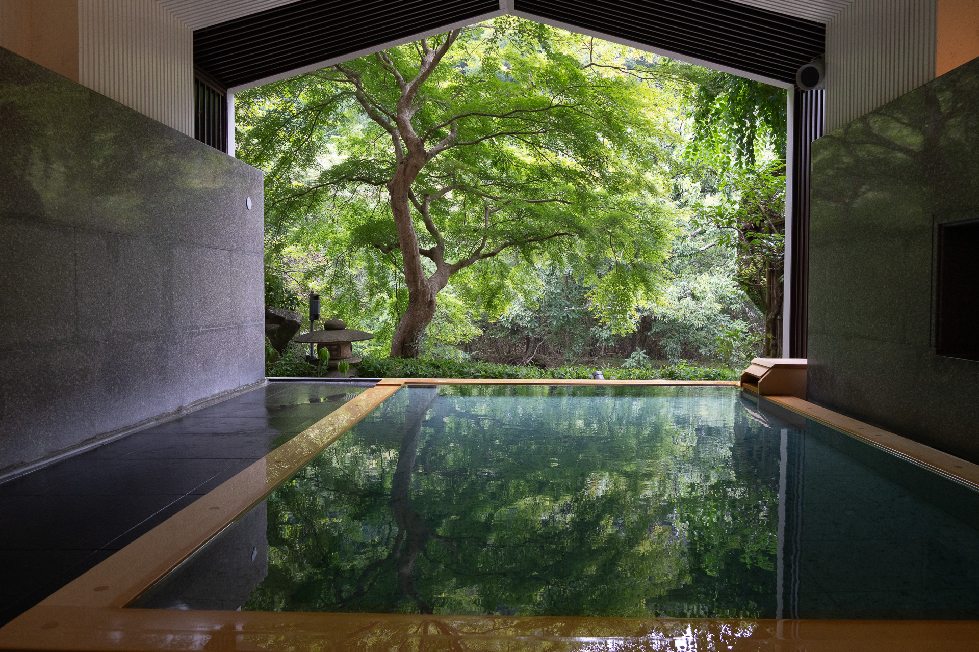 おそらくどの季節に来ても絵になる半露天風呂。紅葉や積雪後の景色も見てみたい