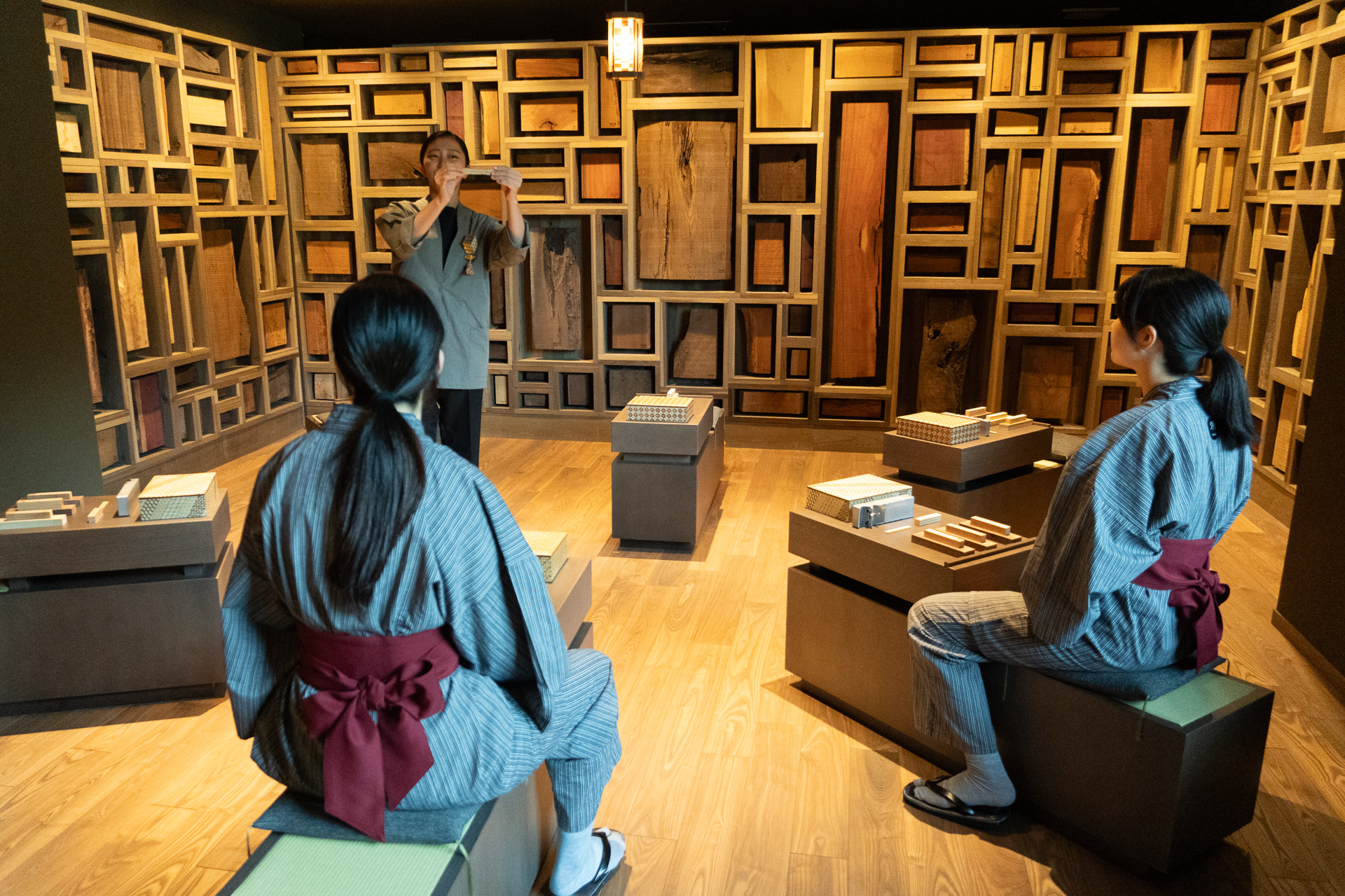 新たに設けた「ご当地楽ルーム」。壁の装飾は寄木細工の端材でできている