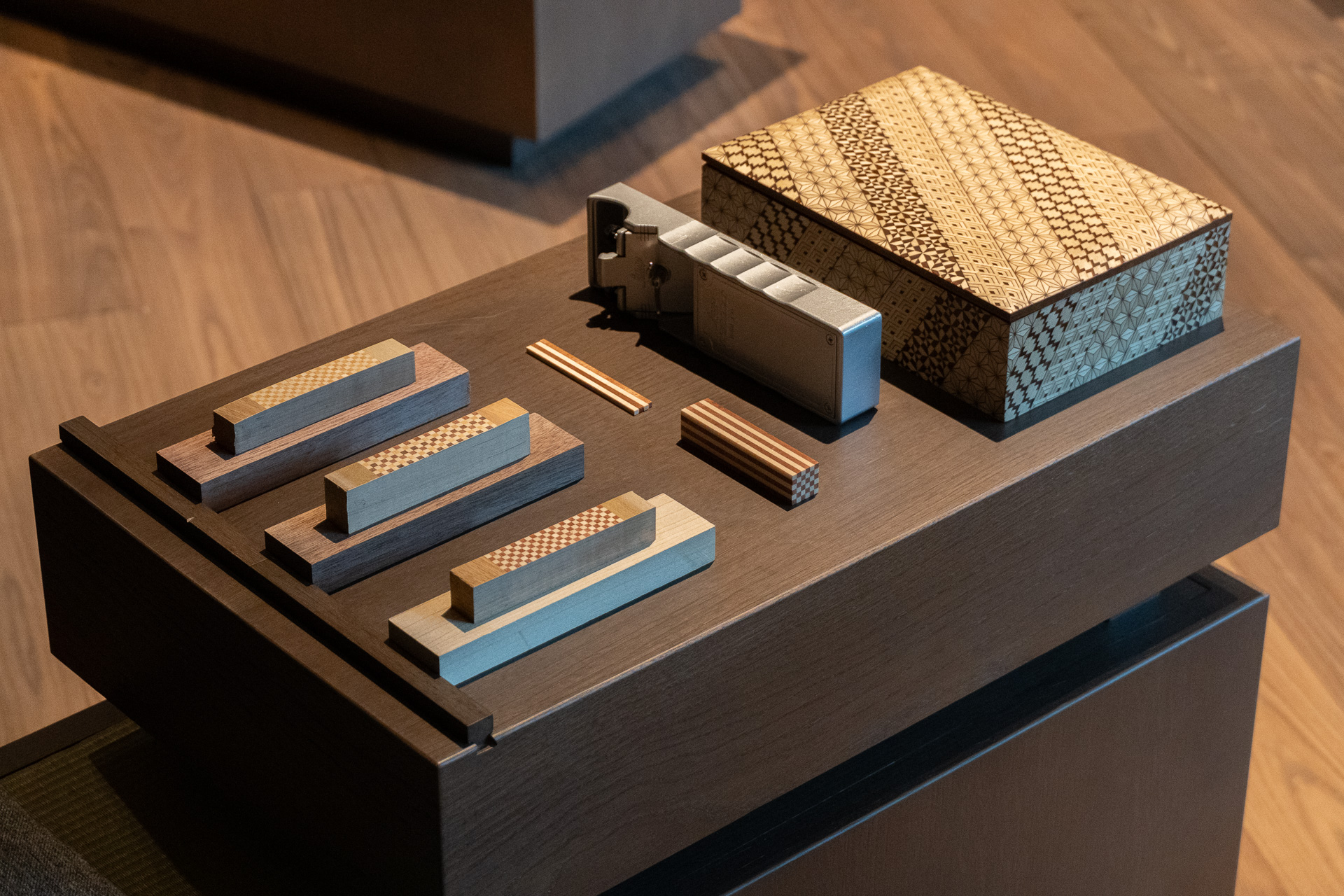 削り出す前の種木、金属の鉋などずく引き体験がうまくパッケージ化されている