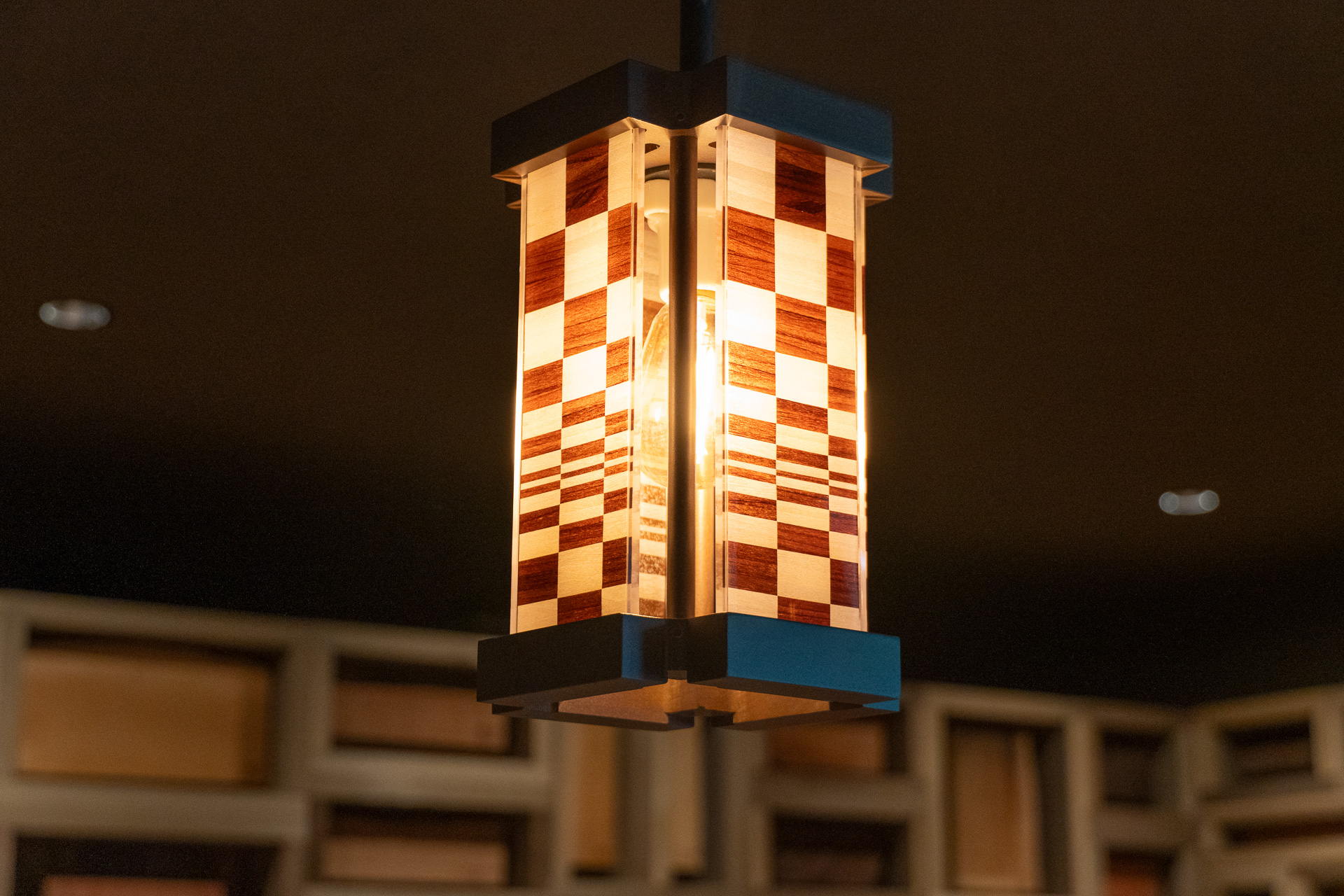 よく見るとご当地楽ルームの照明にもずく引きが使われている