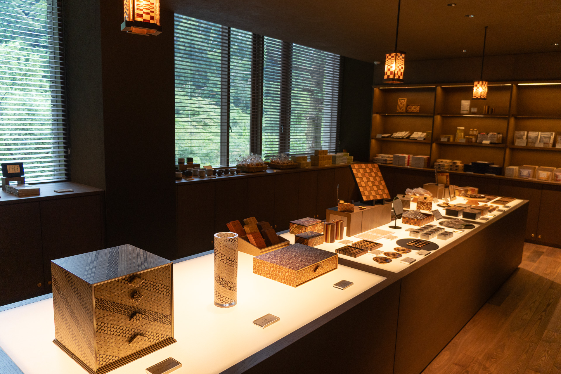 ご当地楽ルームの半分は販売スペースになっている