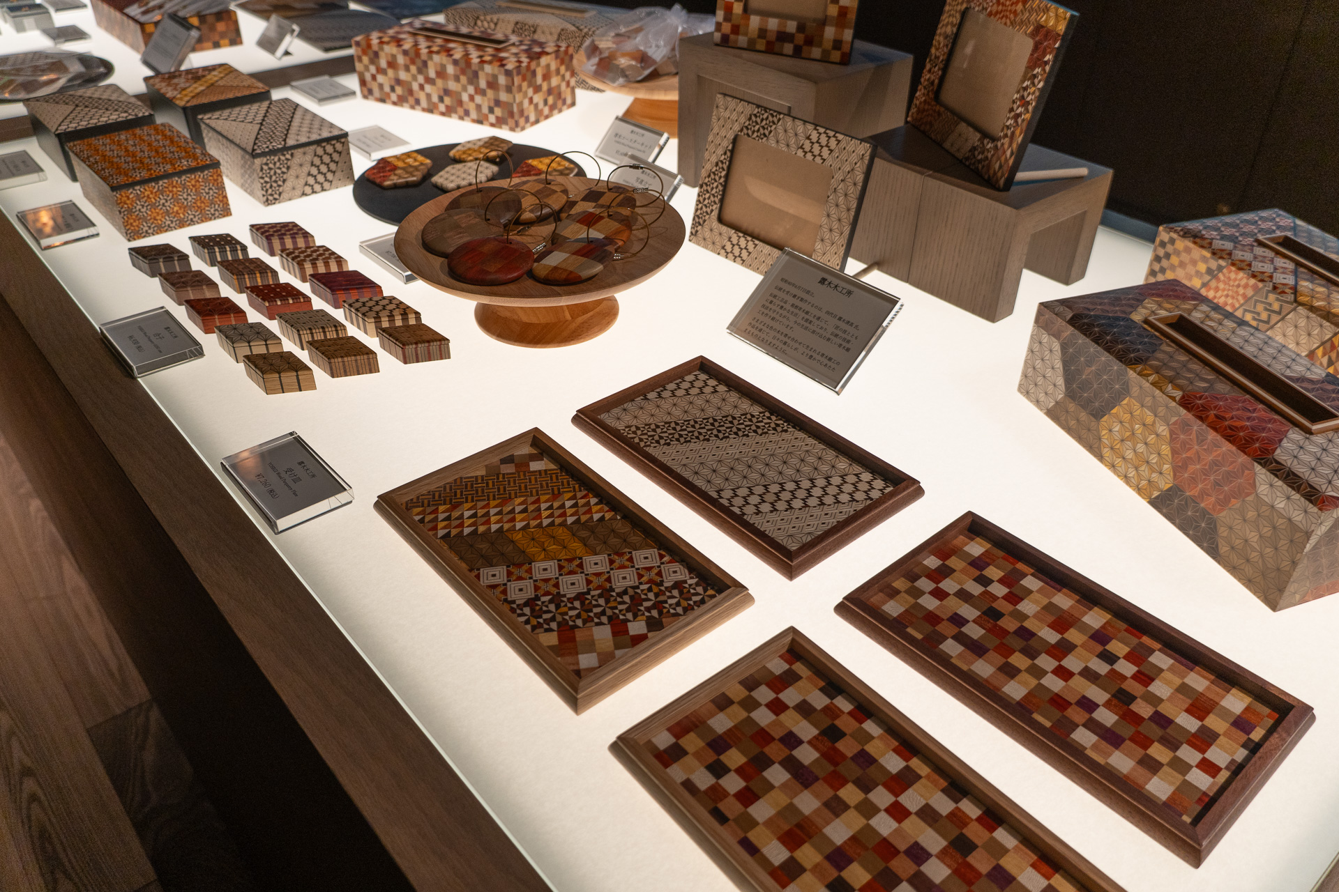 食器や小物入れ、フォトフレームのほか、めずらしいところではリバーシ（オセロ）もあった