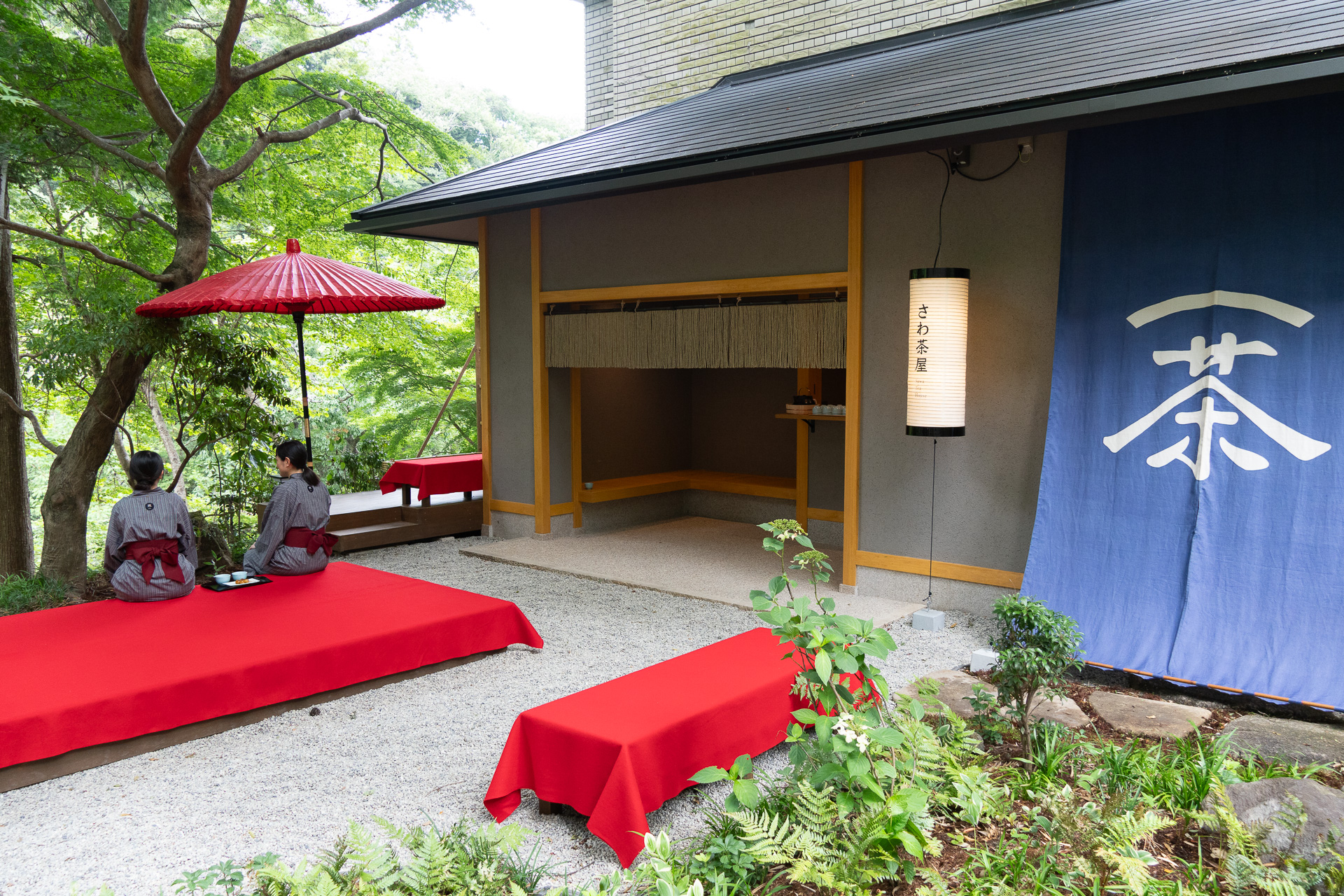 誰もが思い描くような装いの茶屋が中庭に