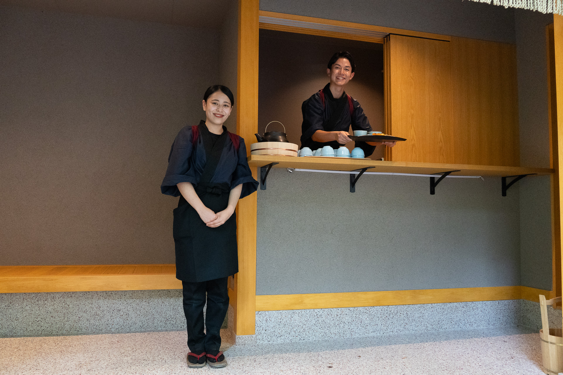 誰もが思い描くような装いの茶屋が中庭に