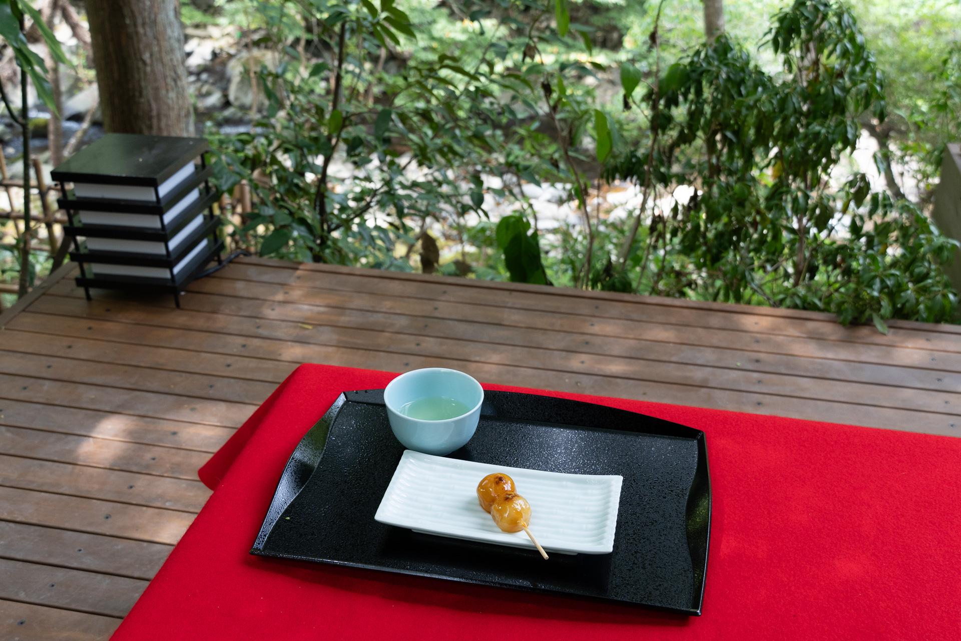 高低差のある着席スペースを複数用意しており、思い思いの場所で過ごすことができる