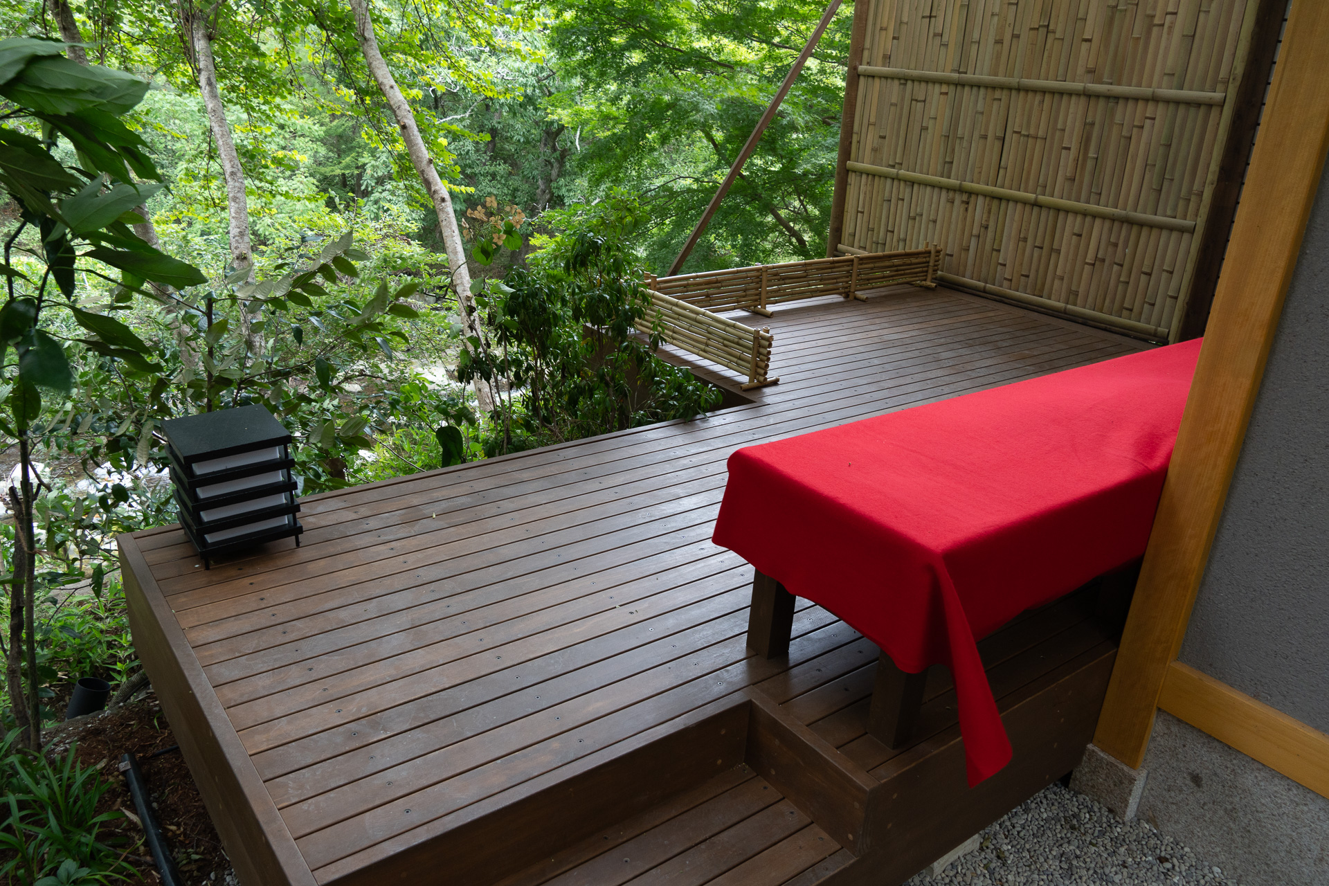 高低差のある着席スペースを複数用意しており、思い思いの場所で過ごすことができる