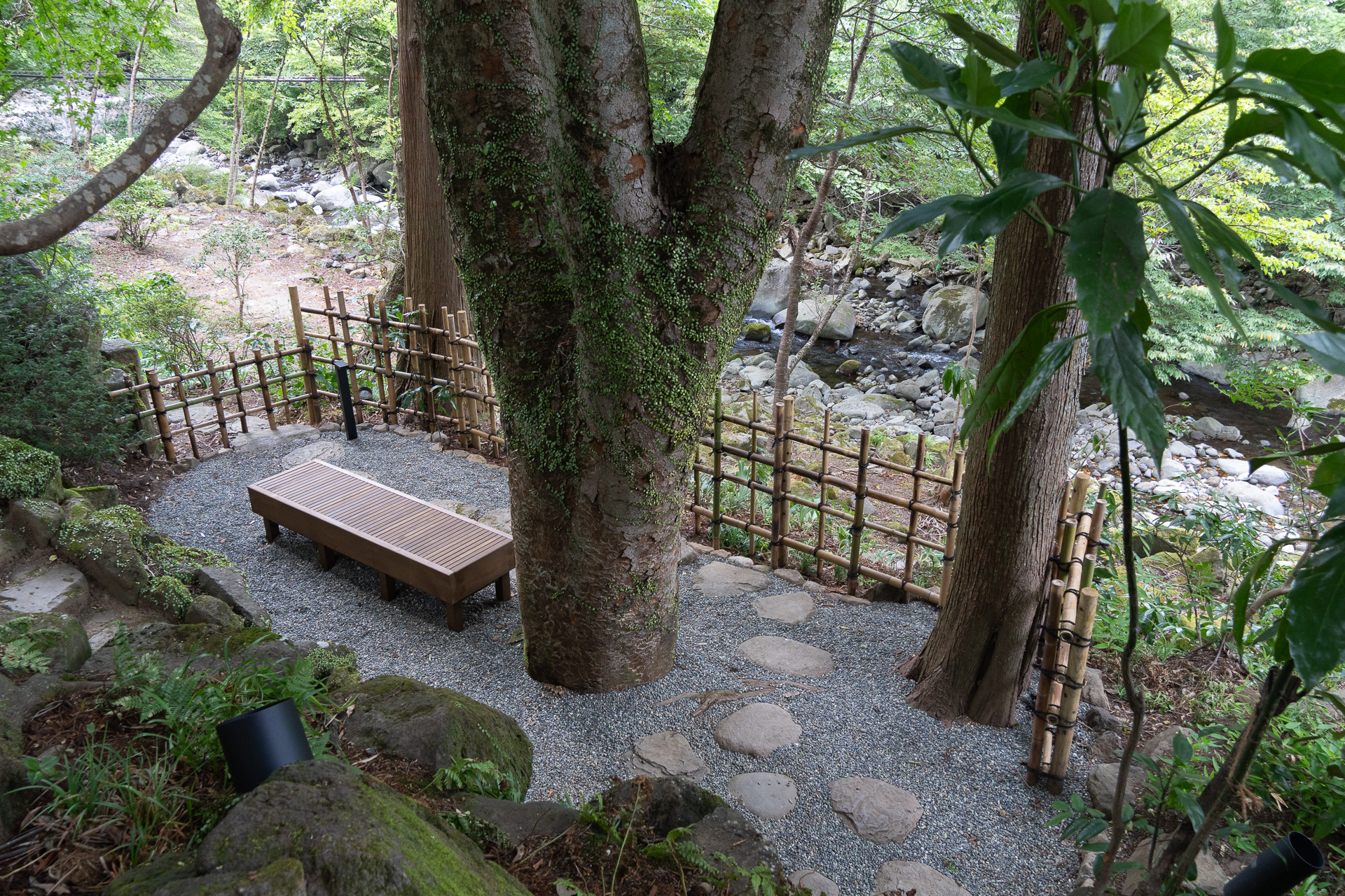 高低差のある着席スペースを複数用意しており、思い思いの場所で過ごすことができる