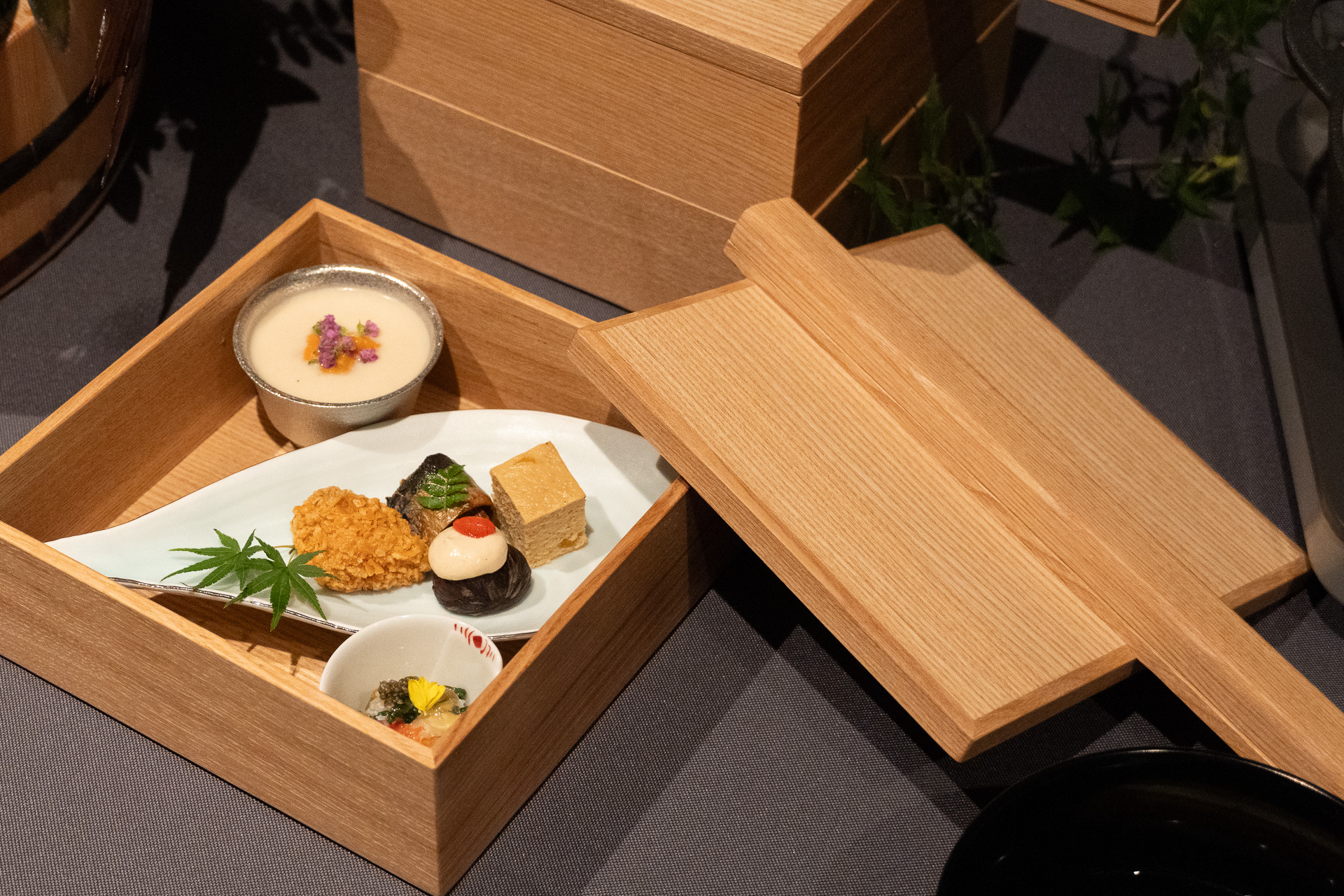 飛脚の担いだ箱を思わせる木箱で提供