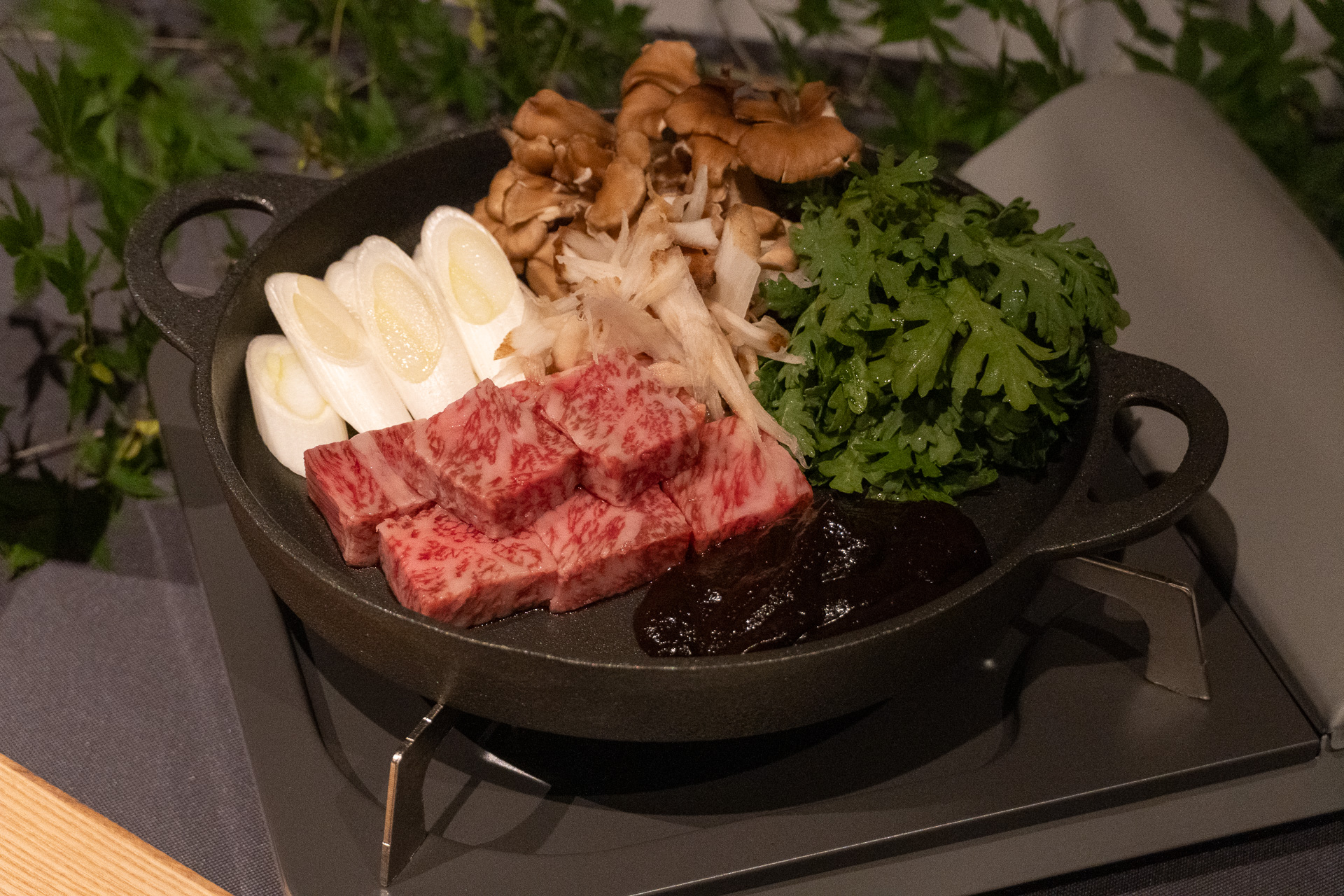 厚切りの牛肉を味噌ベースでいただく牛鍋会席
