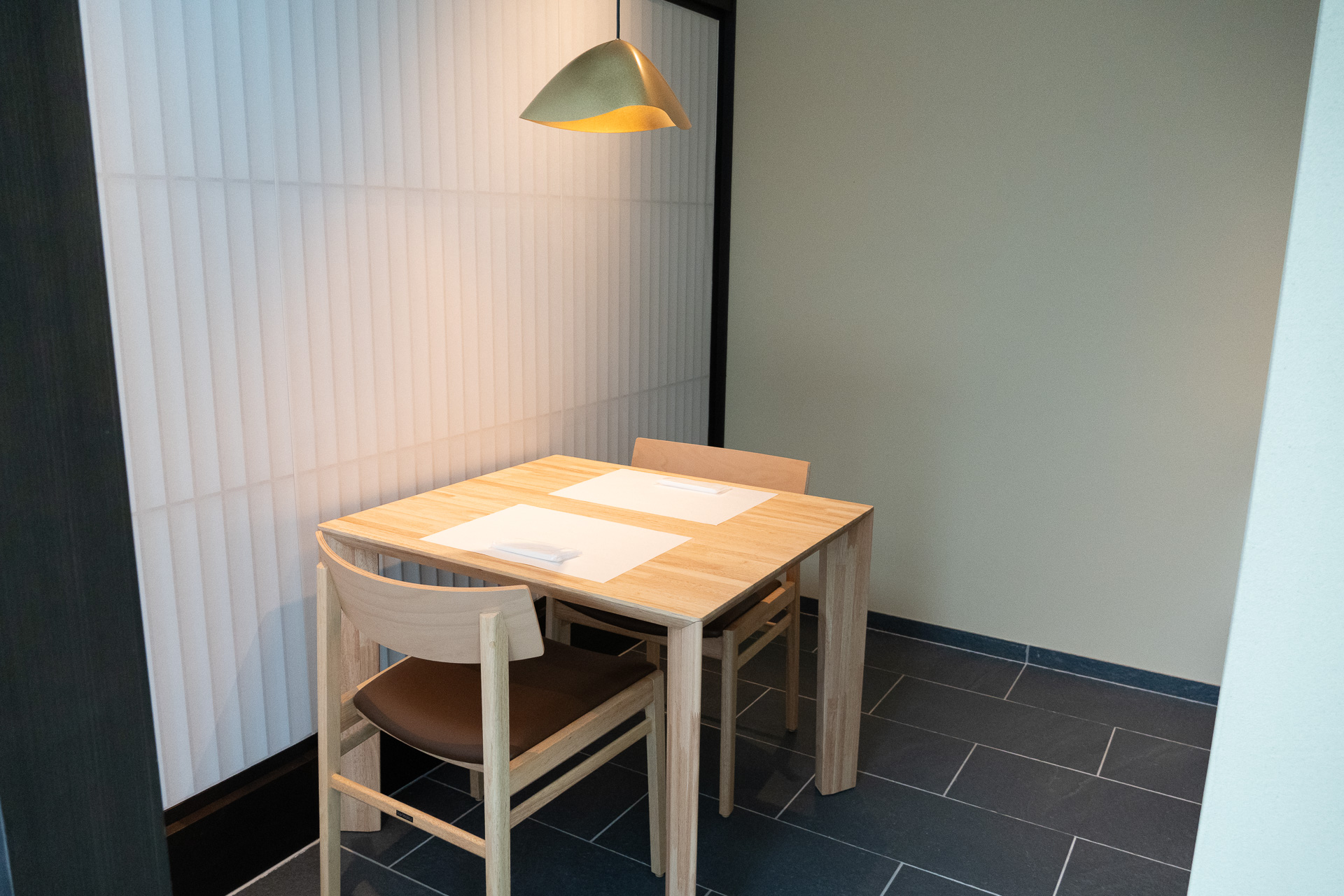 すべて半個室の食事会場。部屋食は行なえない