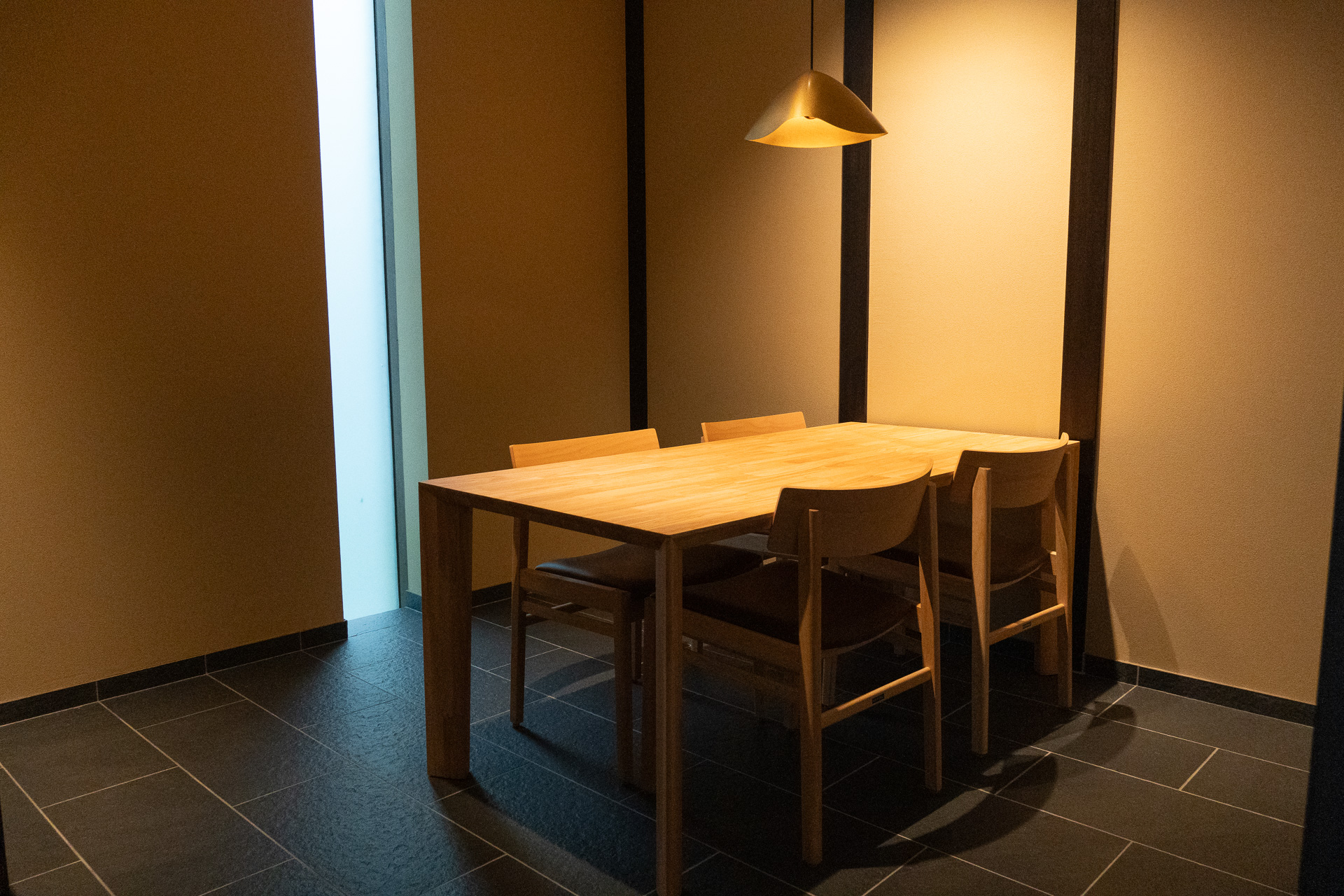 すべて半個室の食事会場。部屋食は行なえない