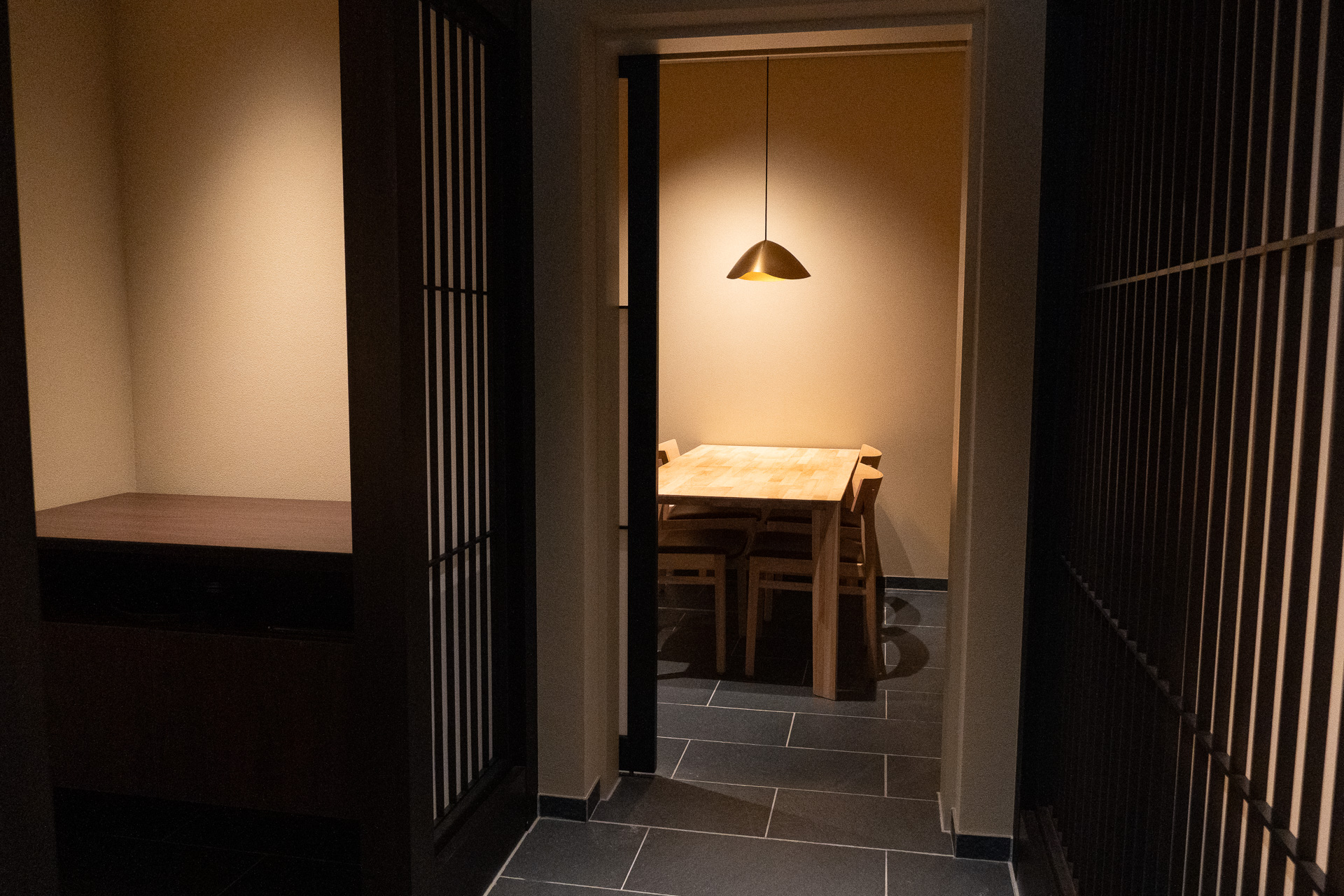 すべて半個室の食事会場。部屋食は行なえない