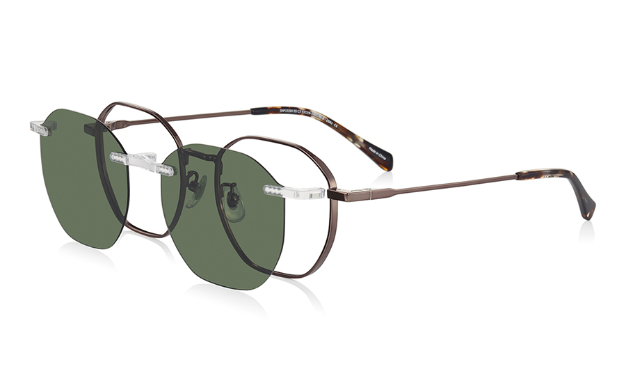 左から、ドライブやアウトドアで活躍する2WAYのサングラス「SNP1026X-5S C3 ブラウン」（1万3000円）と、旬のデザインを取り入れたおしゃれメガネ「GB2041C-4S C3 クリアブラウン」（1万3000円）