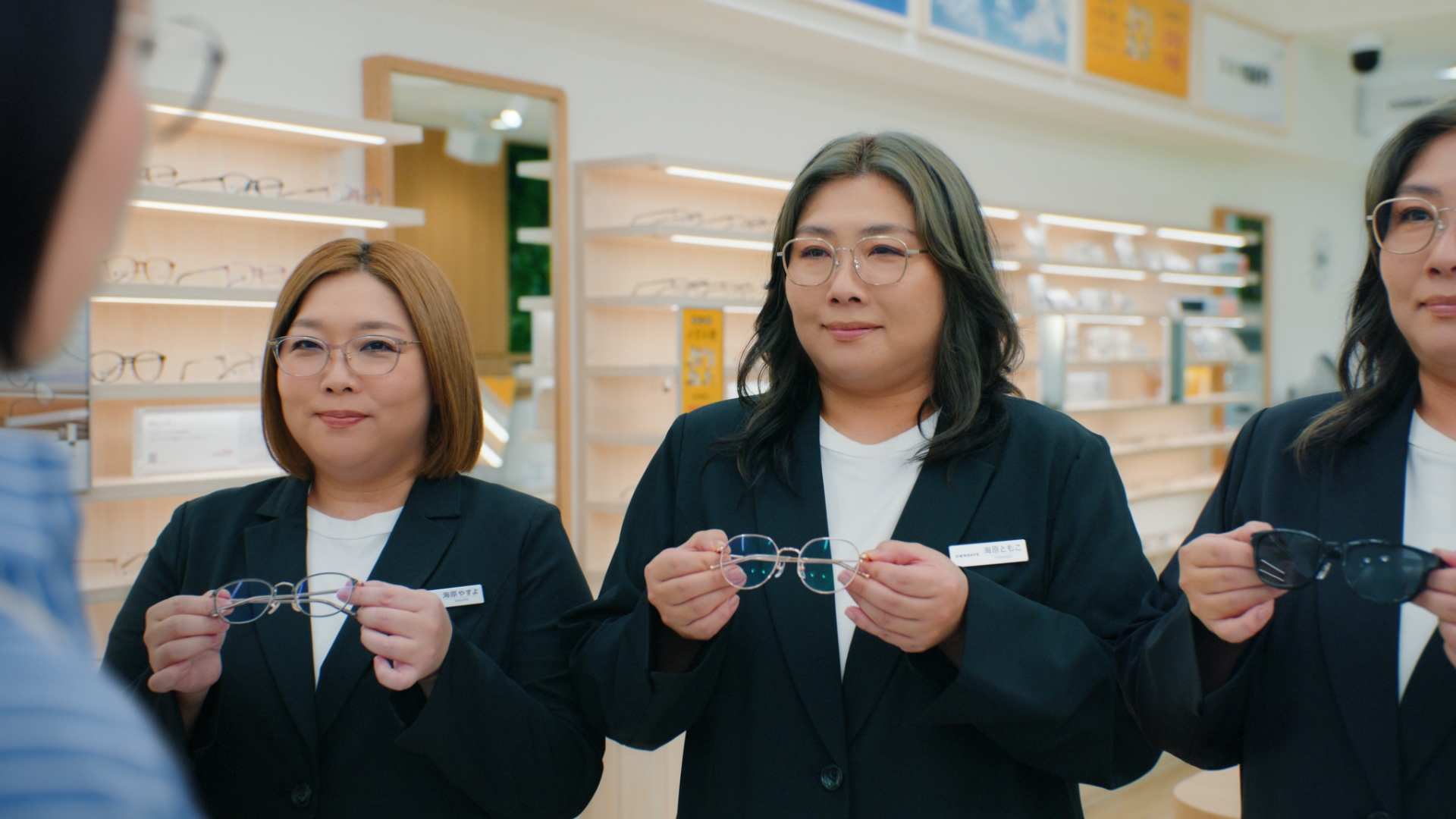 やすともが“分身”して接客するOWNDAYSの新CM。着用メガネは海原やすよさんが「Graph Belle（GB2046G-5S）」（C3グレージュ）、海原ともこさんが「John Dillinger（JD1049X-5S）」（C3シルバー）