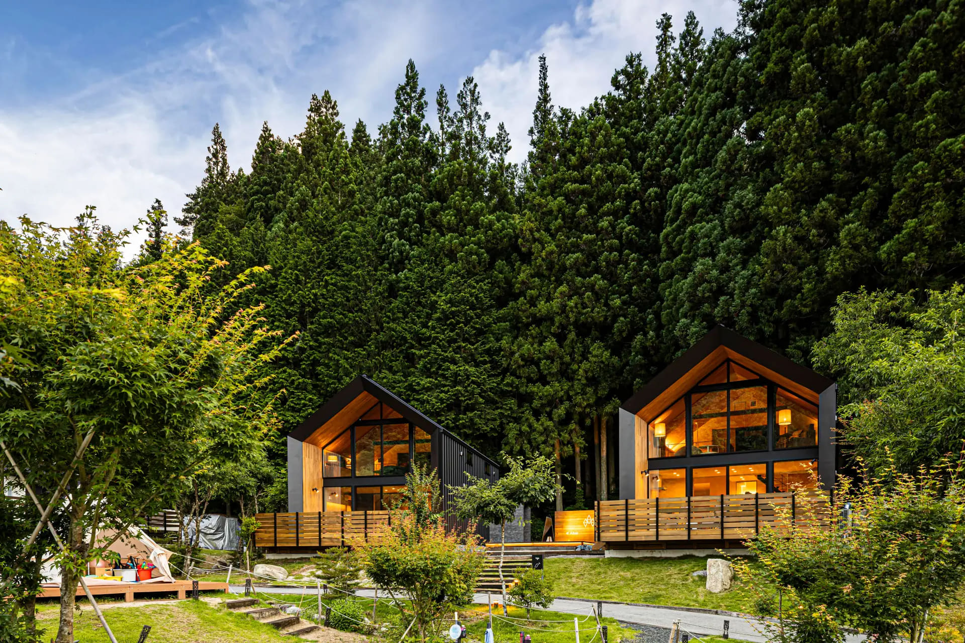 正面全体が窓になった「プライベートヴィラ」