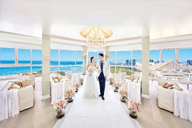 海が見えるチャペルで写真撮影