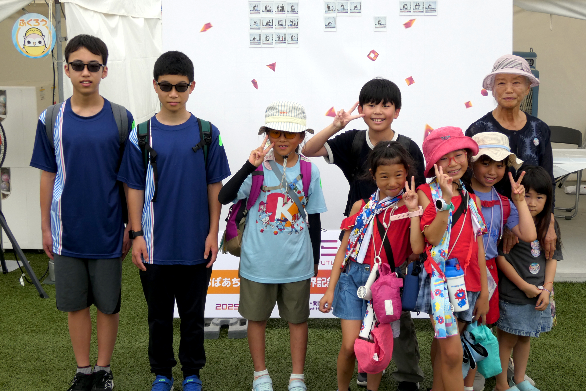 万博おばあちゃん（右奥）と「未来の都市」パビリオンを巡るツアー