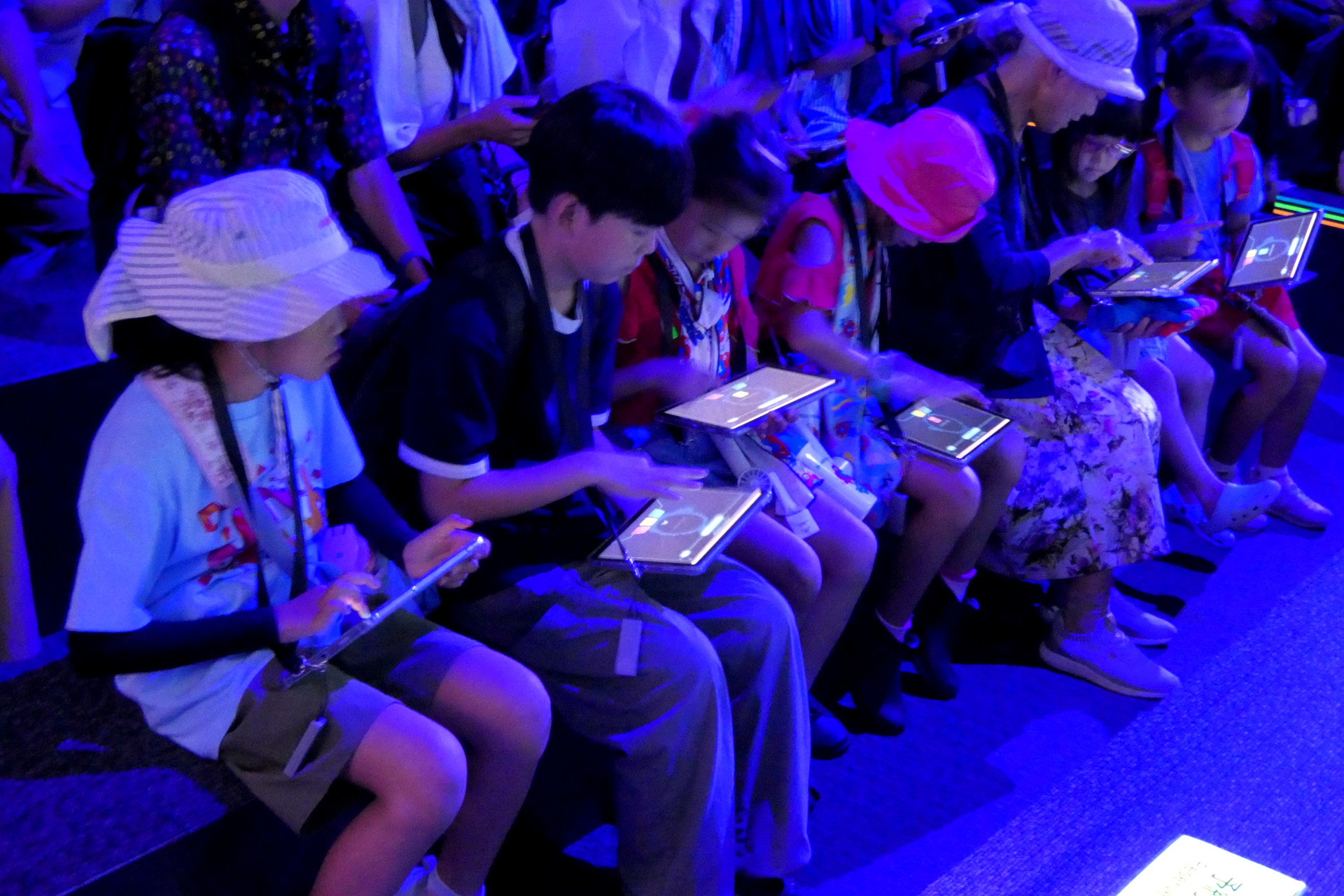 未来を変えるヒントやSDGsについて学ぶ参加者たち