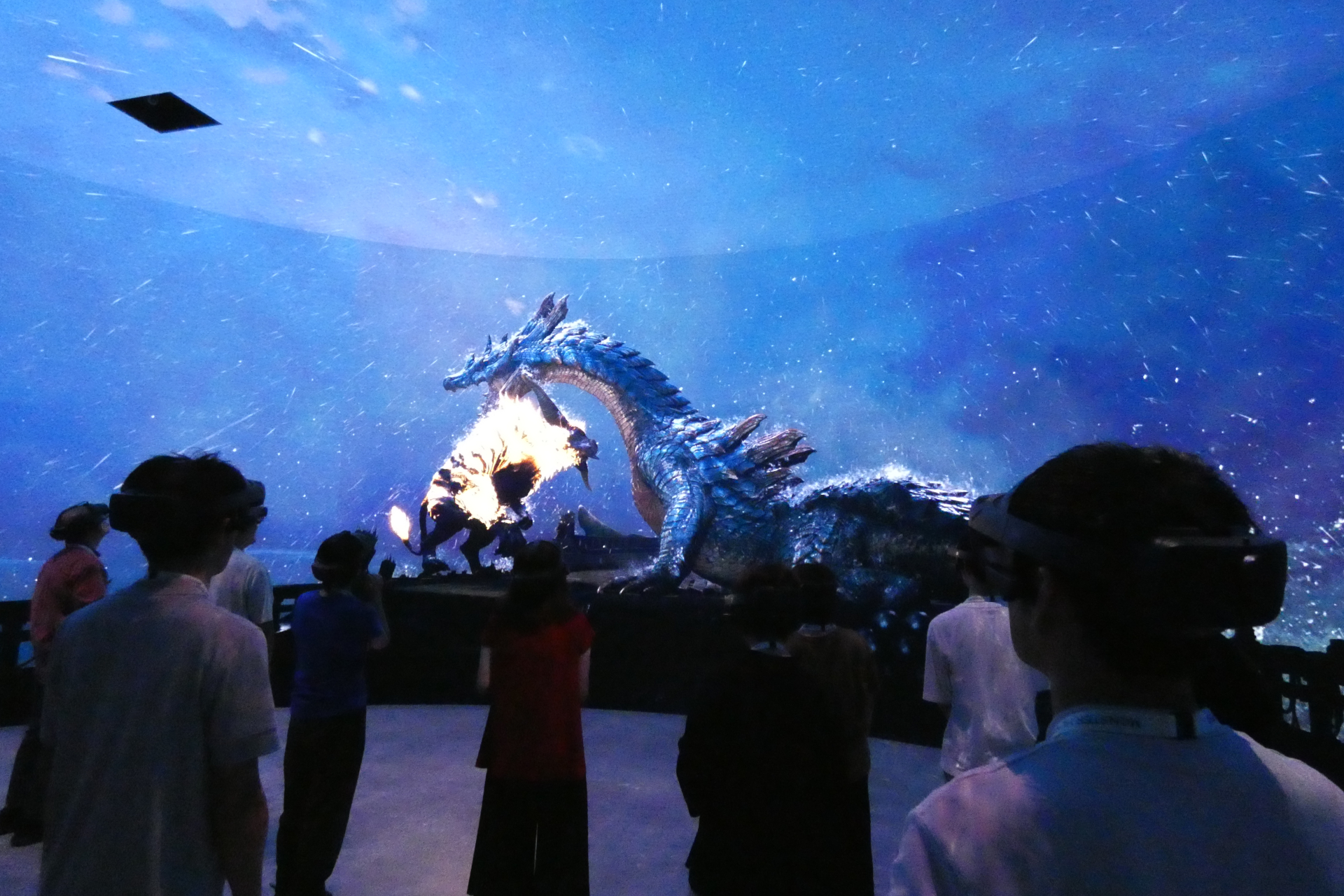 専用のARデバイスを装着して楽しむ