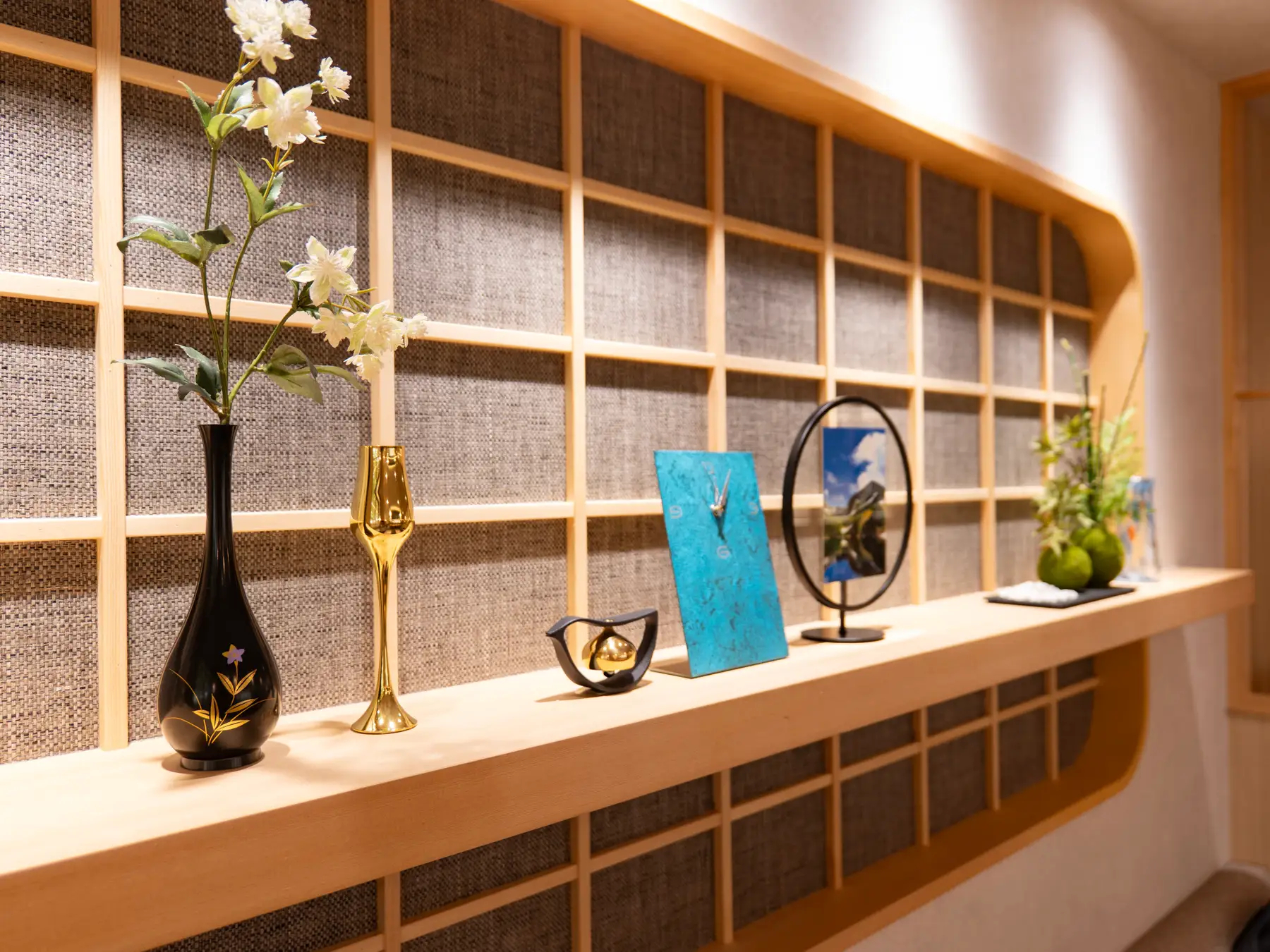 和風モダンを取り入れた館内