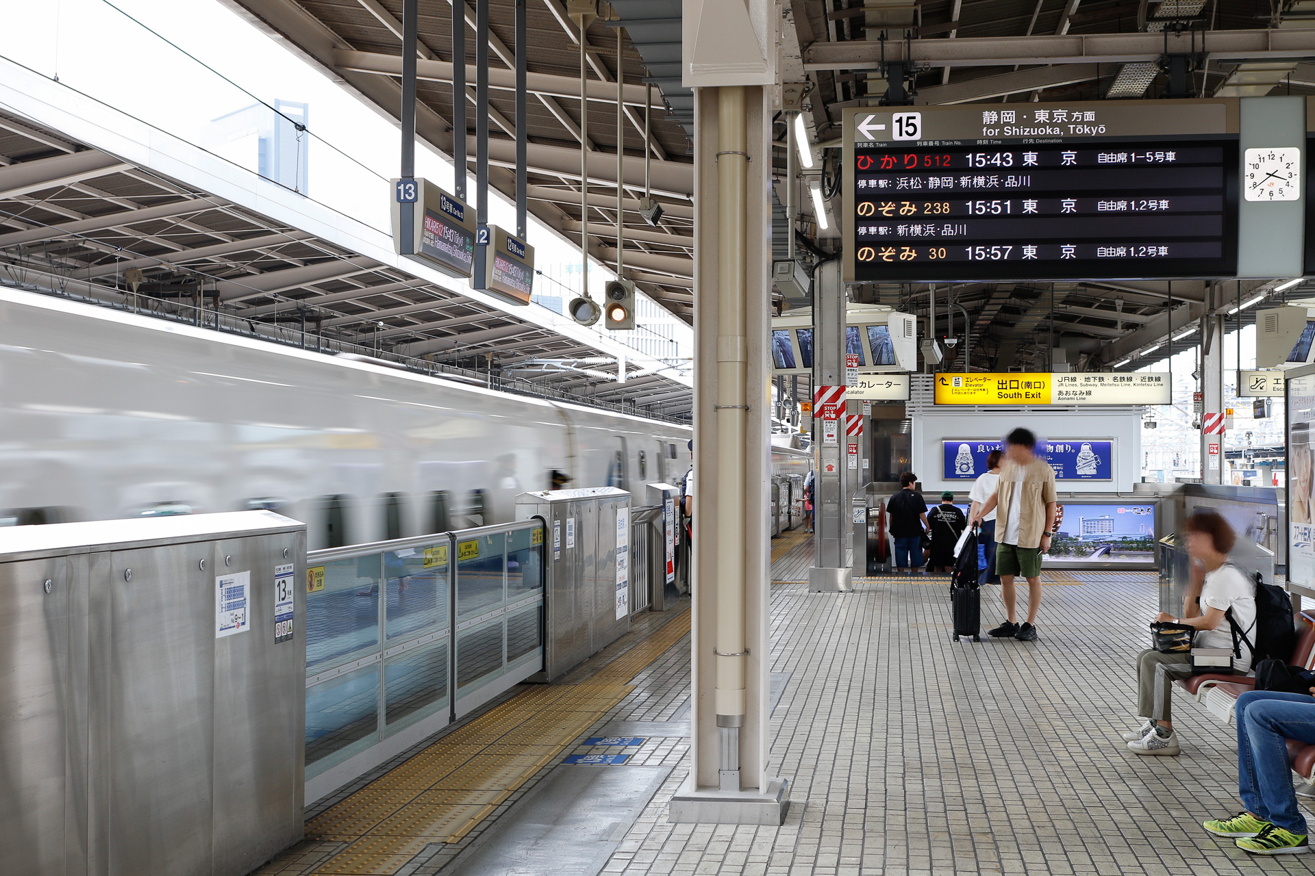 走っている車両と接触したり、はねられたりする危険は誰でも理解できるが、それ以外にも、いろいろと注意したい点がある