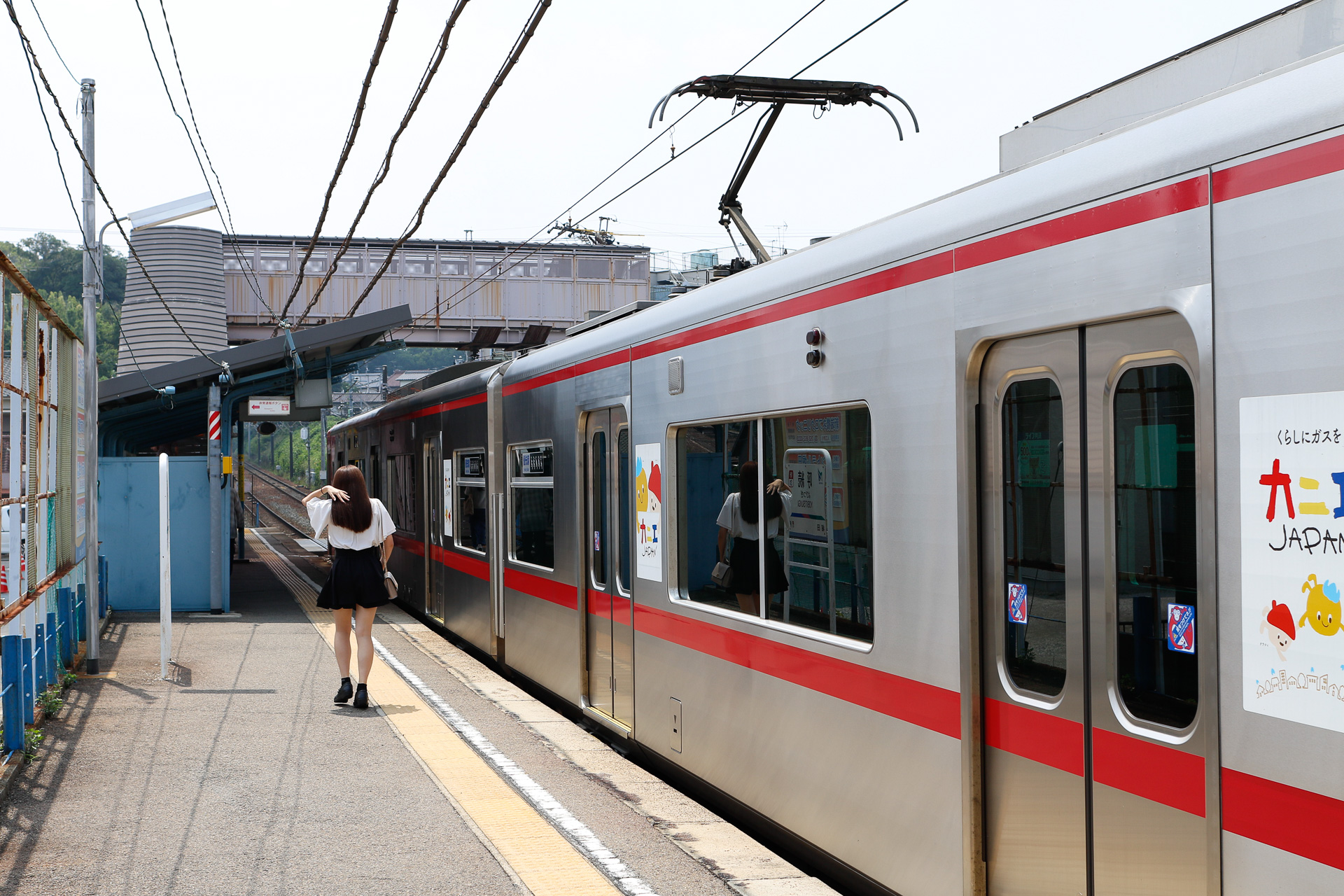 しかしすべての駅に可動式ホーム柵があるわけではないから、進入時だけでなく降車後にも、車両から離れて歩くように心掛けたい