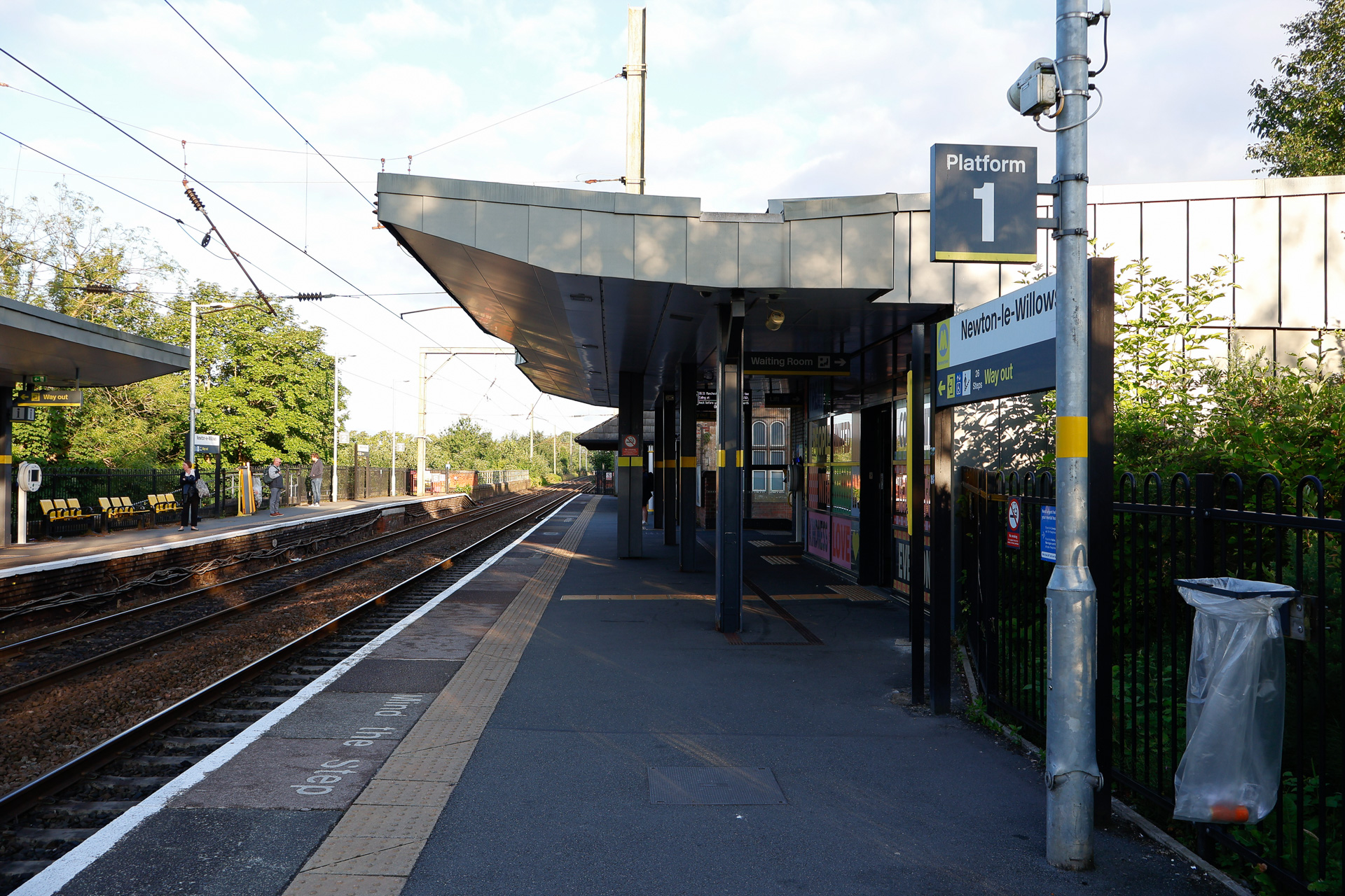 イギリスのリバプール東方にある、ニュートン＝ル＝ウィローズ駅で。ホームの縁に「Mind the Step」（足元に注意）と書かれているのが分かる。ロンドン地下鉄のが有名だが、「MIND THE GAP」（隙間に注意）と書かれていることもある。ちなみにニュートン＝ル＝ウィローズは、リバプール-マンチェスター鉄道の開業初日に「世界で初めての鉄道人身事故」が起きた場所でもある