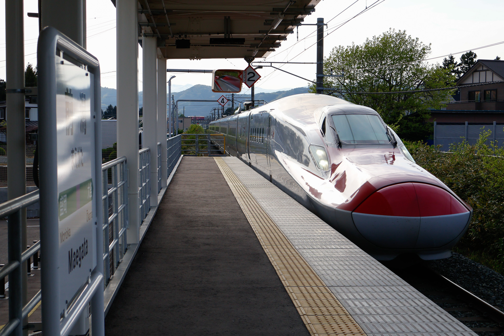 田沢湖線の前潟駅で。ここは「こまち」が頻繁に通過する。かなりスピードを出しているので、ホーム端から離れていないと危ない
