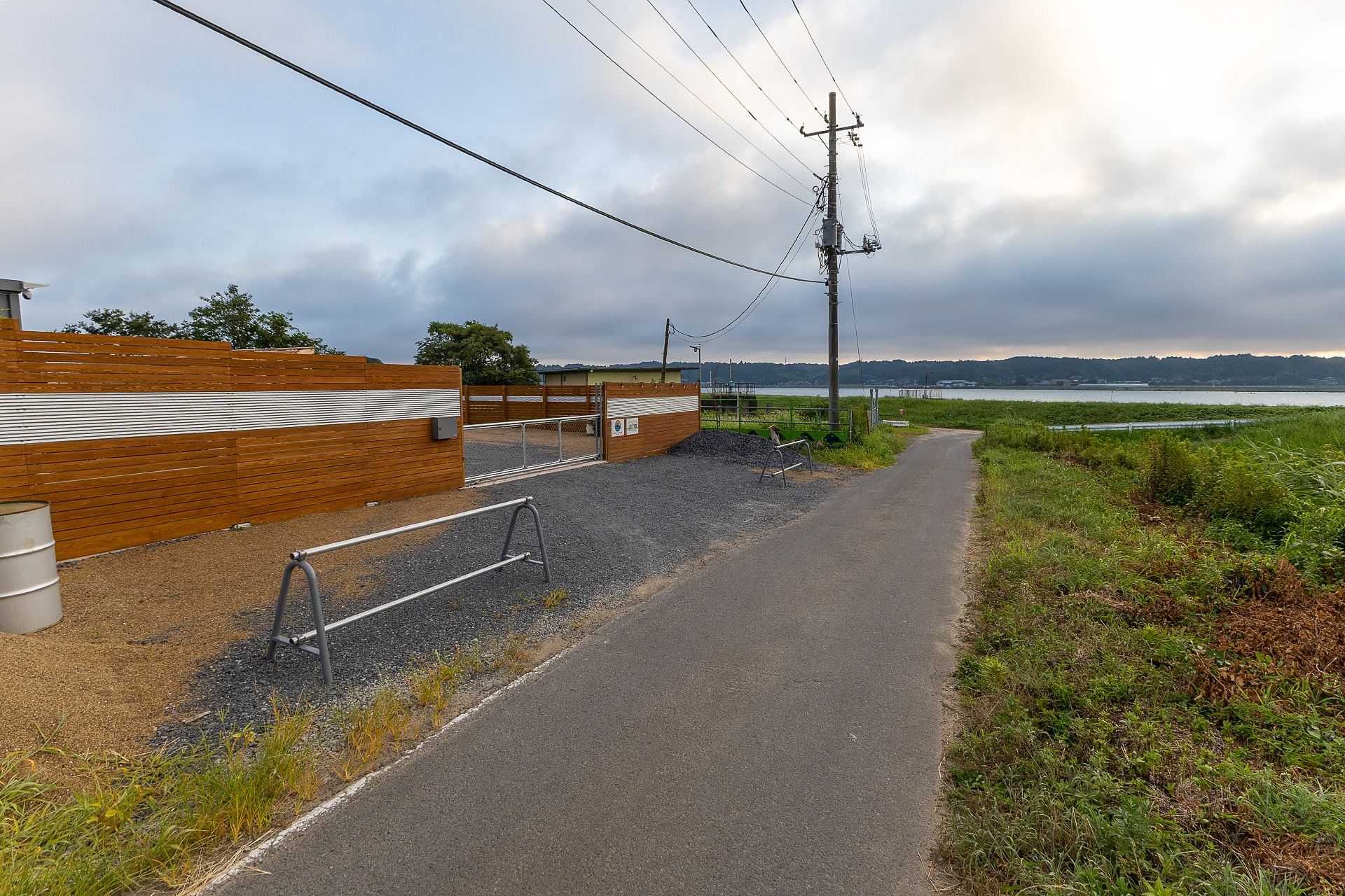 施設の前の道から見た光景。左側が施設で奥が北浦