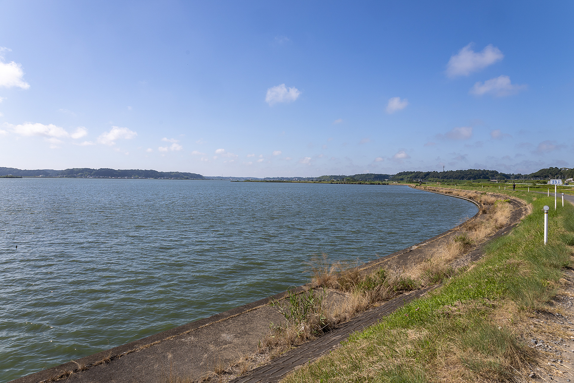 北浦の湖畔。ここで撮影していると何人かの地元の方が通り過ぎていったが、皆さん「こんにちは」とあいさつしてくれた。北浦レイクサイドRVパークの石川氏にそのことを話すと、こちらではそれがふつうとのこと。気持ちのいい習慣を持つ地域だ