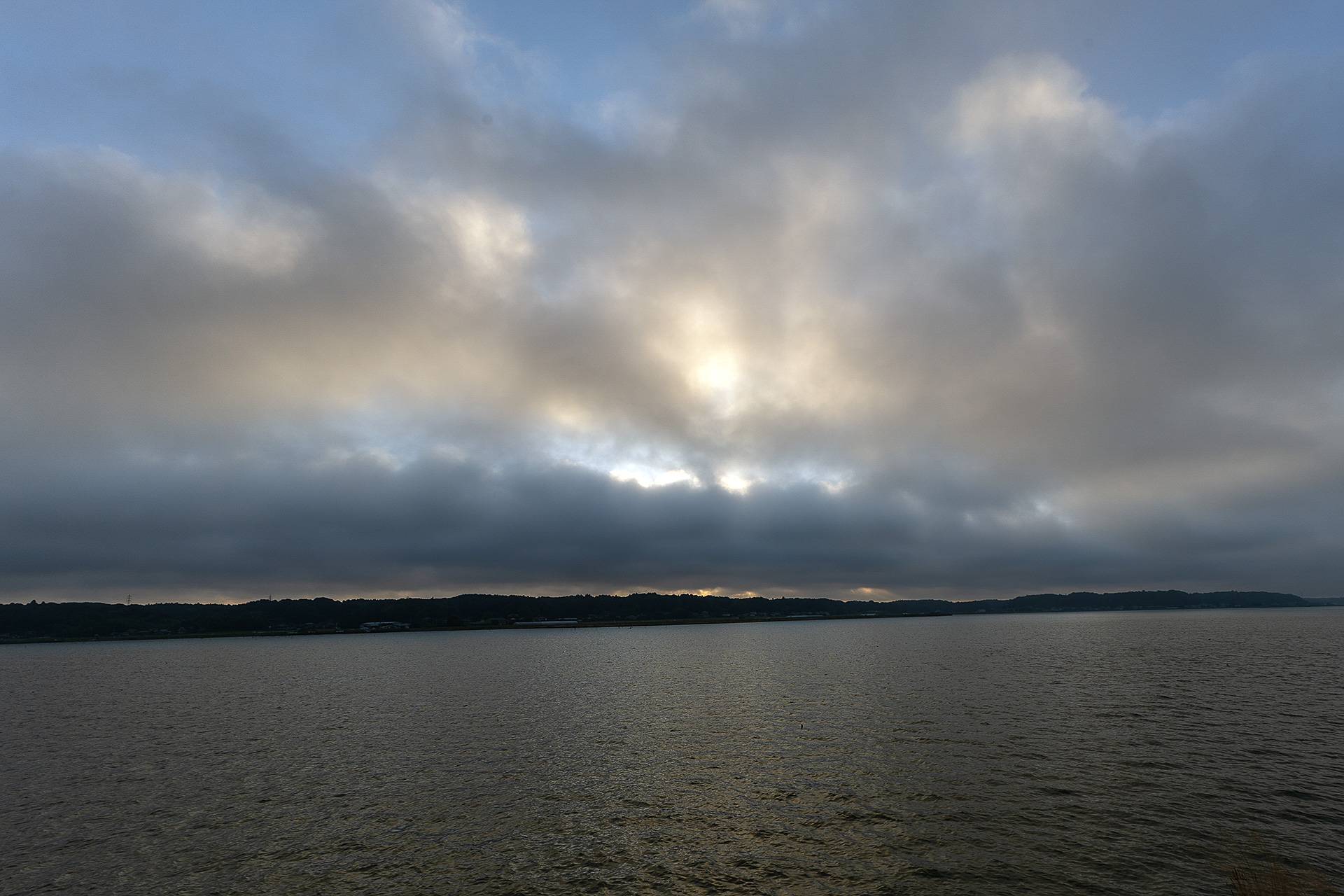 取材日は台風が接近していたので雲が多く、北浦の向こうに沈む夕陽は見ることができなかった｡晴れていれば湖面に夕陽が映り込んできれいとのこと