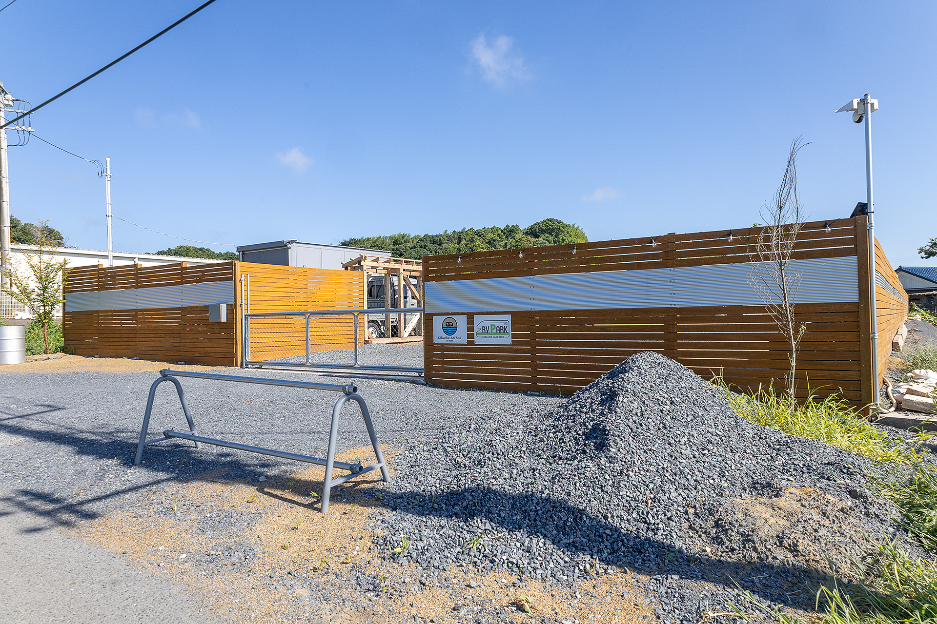 パークの入口。ゲートがあり夜間は閉められている