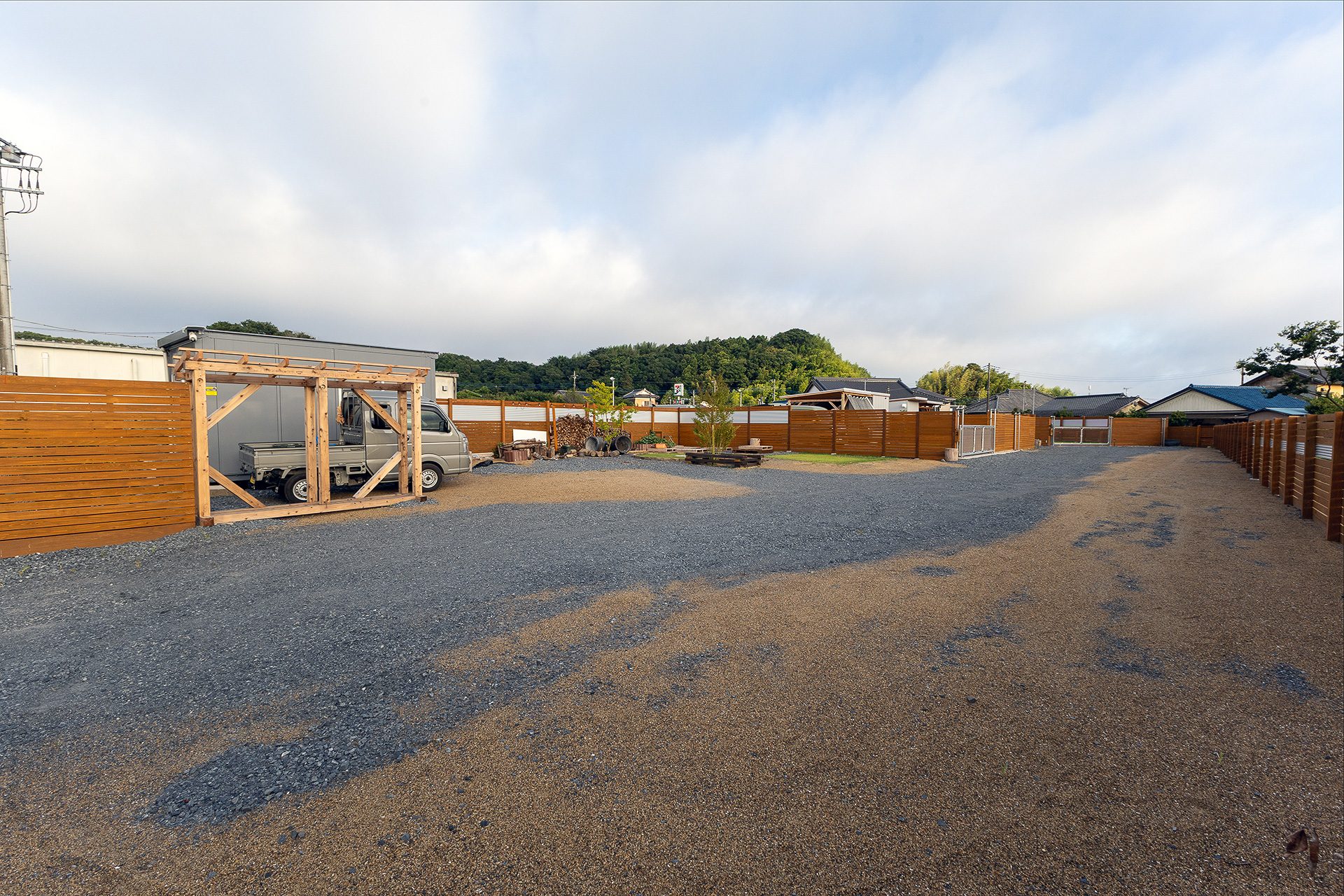 入口から施設内を見た様子。奥がサイト1、そしてサイト2。その手前に新たにサイト3を作る予定