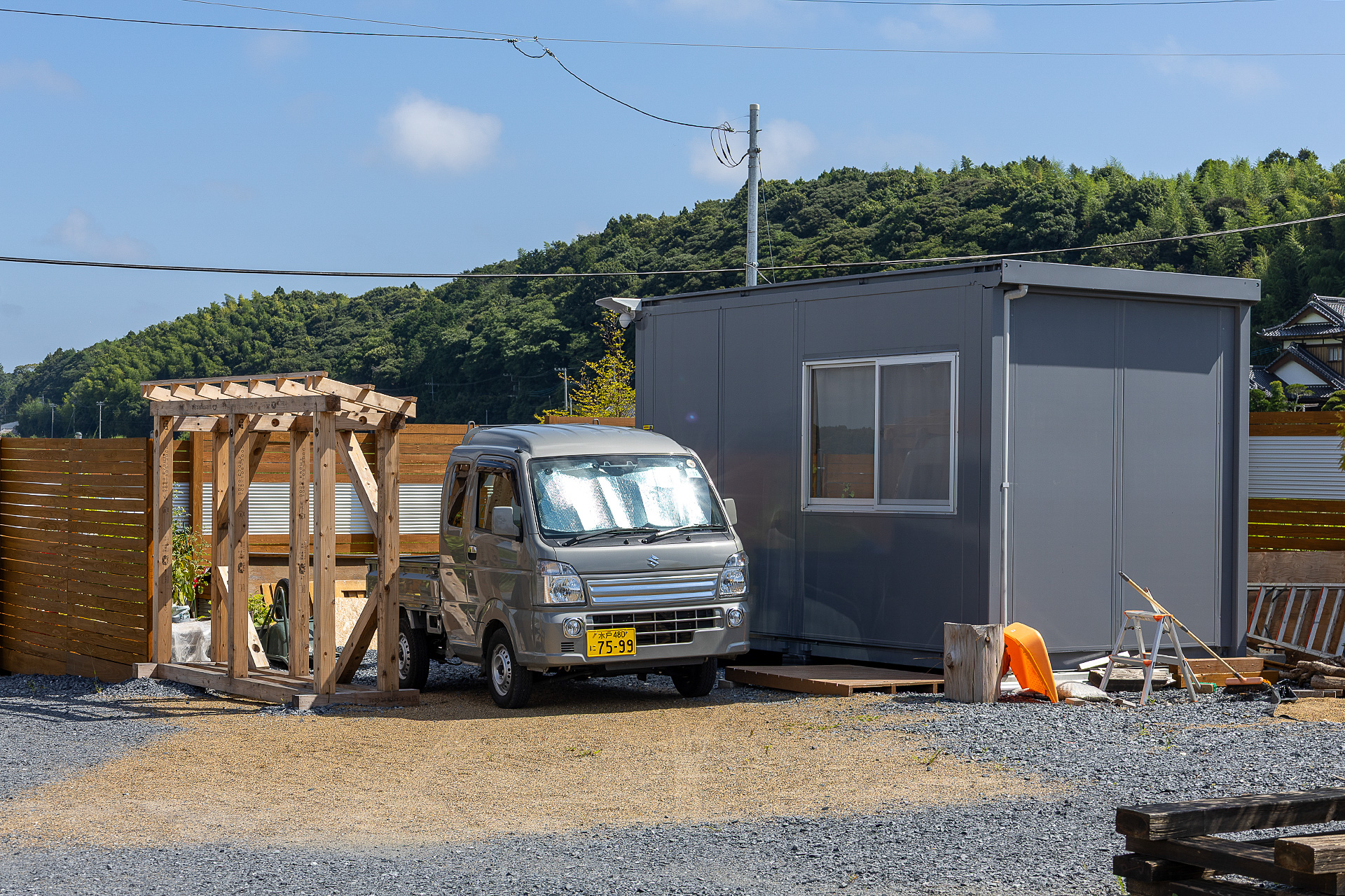 入口横には管理棟がある。たき火用の薪の販売もある