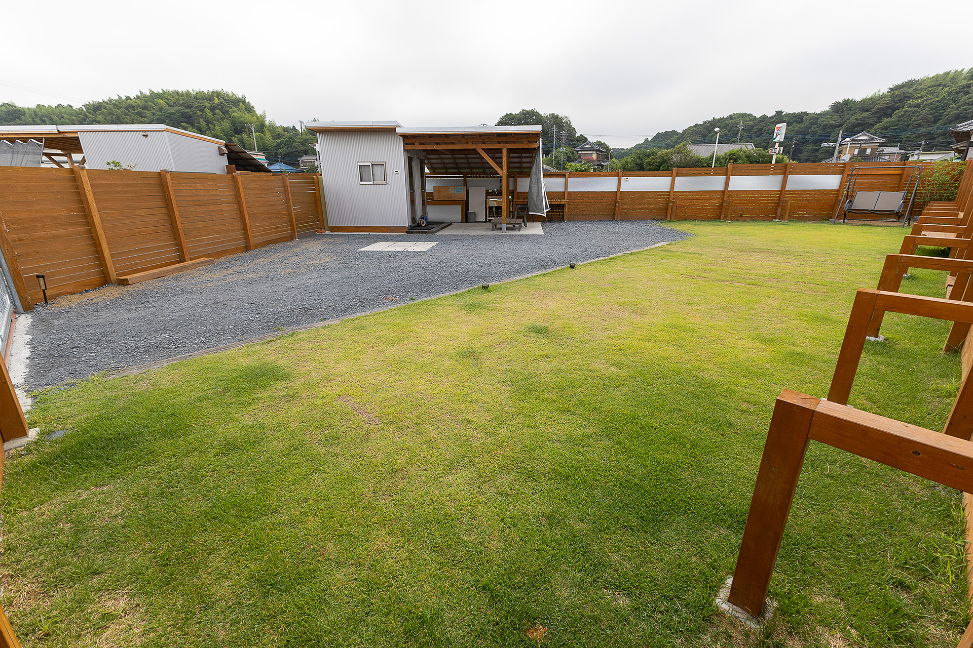 サイト1の全景。芝生スペースはクルマの乗り入れ厳禁。ここにテントを張ることもできる。RVパークでありながら、オートキャンプ場のような使い方も歓迎とのこと