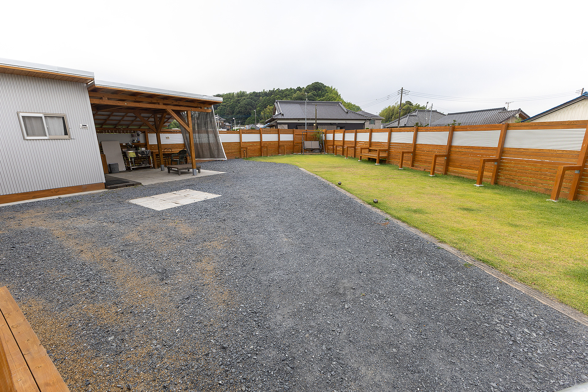 入口側から見た様子。サイト内部でクルマを展開するのはさすがに難しいので、車両後方を建屋側にしたい場合はバックで進入する