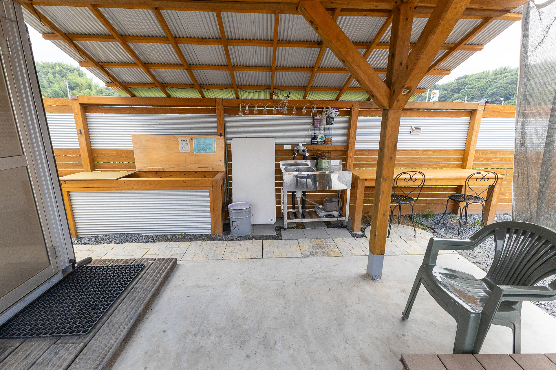 屋根下は食事などできるスペースとなっている