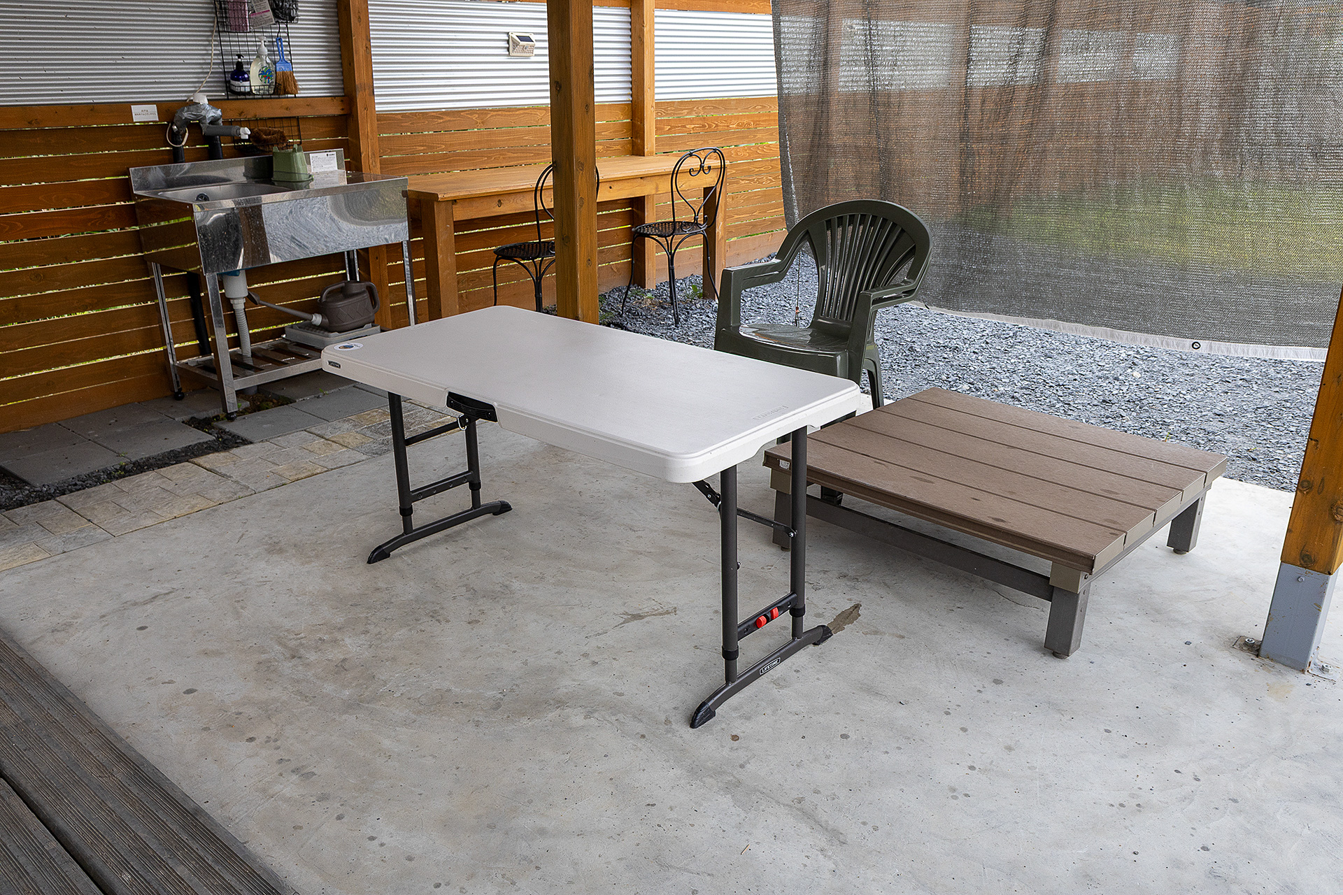 テーブルも用意している。奥にあるのは水道。ゴミ箱もサイトごとにある