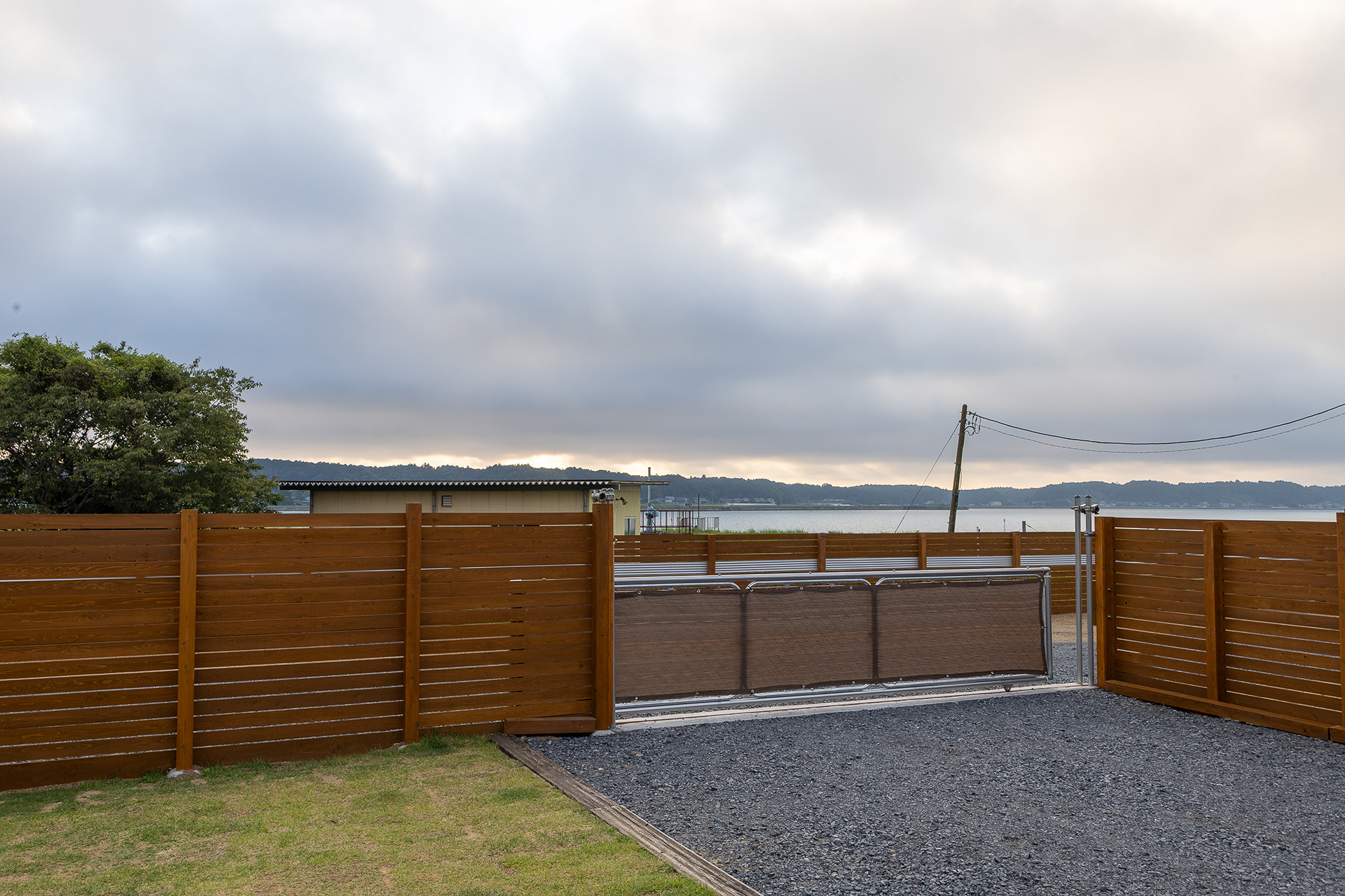 サイトから北浦を見る。しっかりとしたゲートがあるのでサイト内では犬をノーリードで遊ばせることも可能