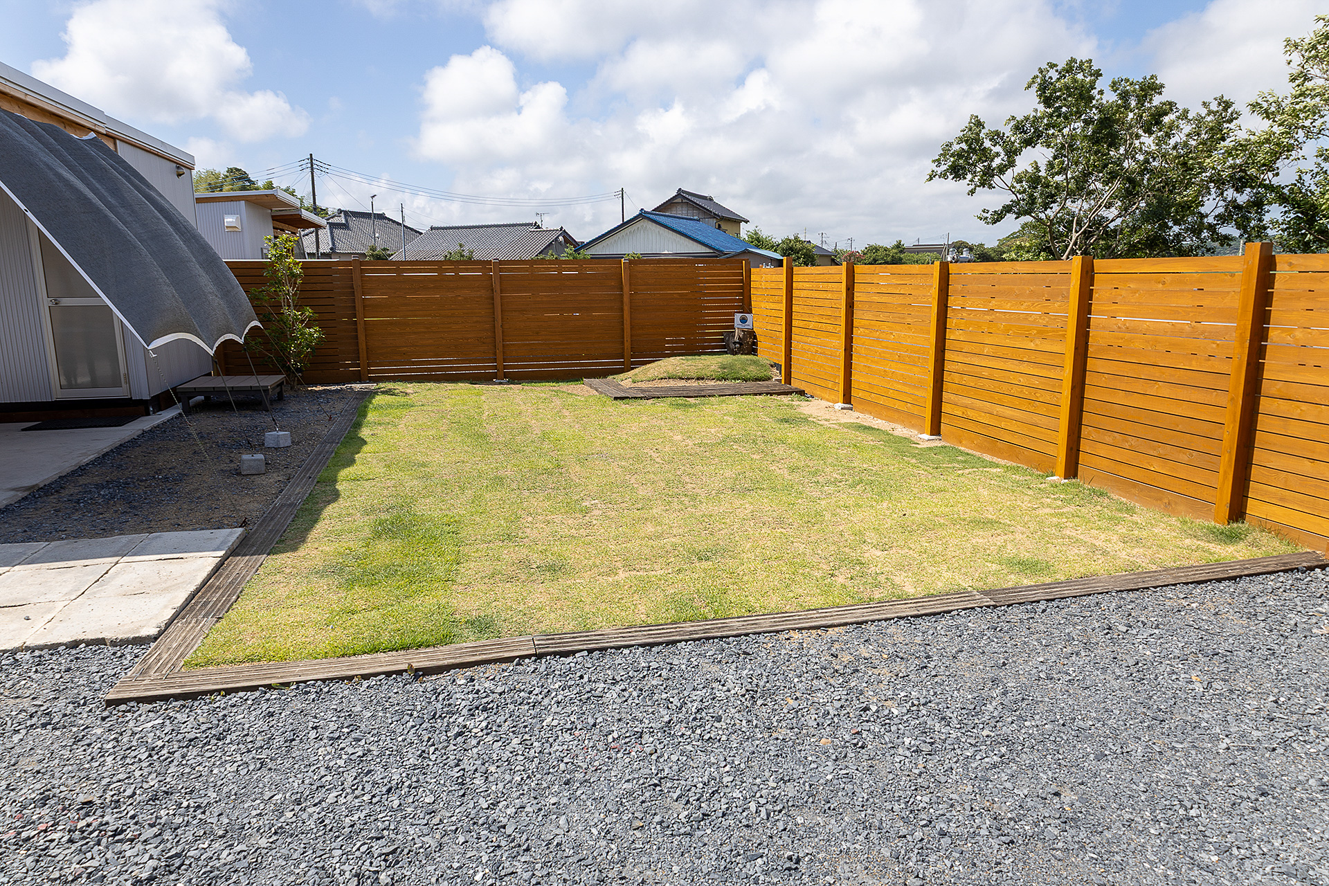 芝生スペース。クルマで来て、テントを張って寝るのもOK