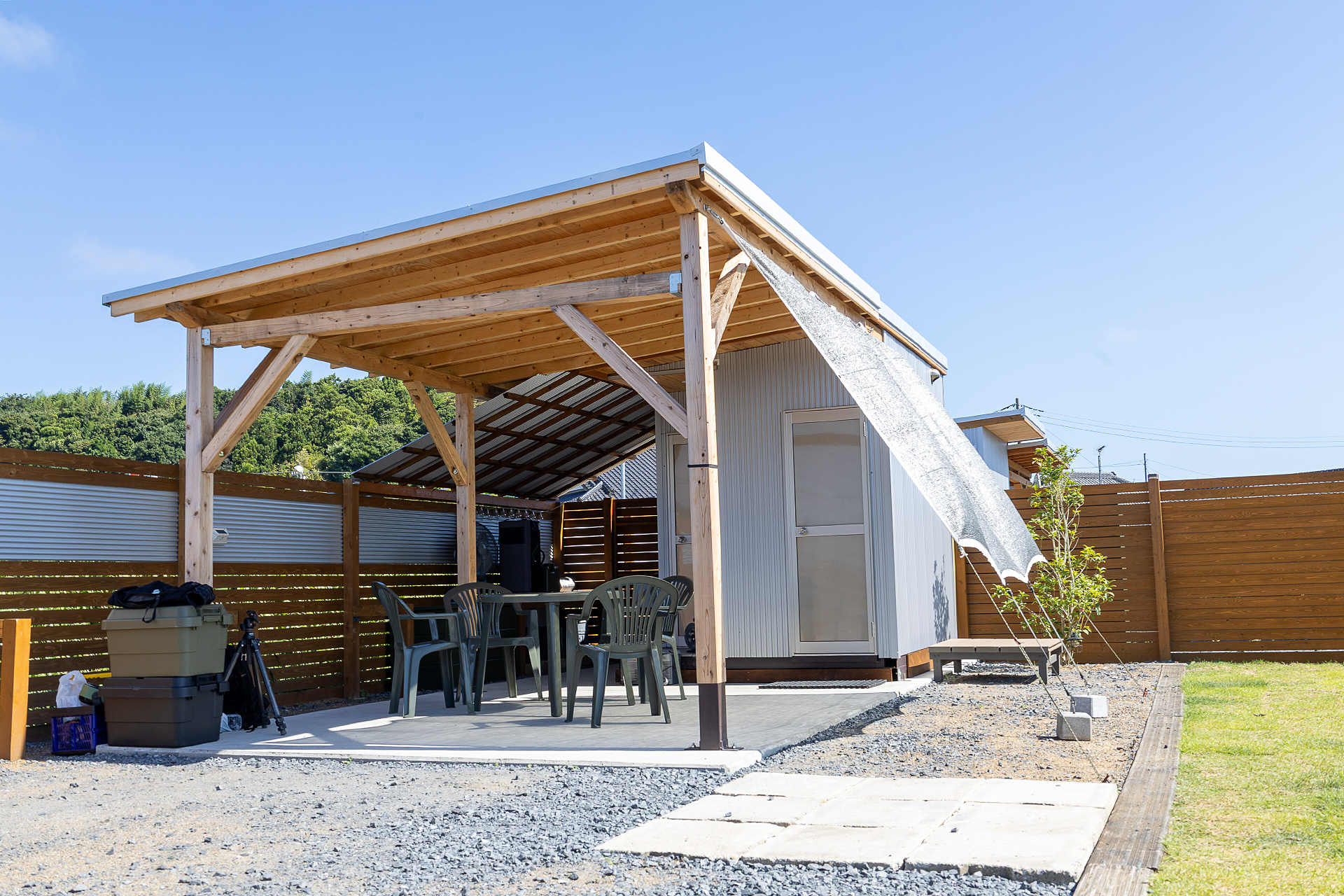 テーブルとイスを常備しているのでアウトドアギアをあまり持っていなくても快適に利用できる。ここも大きなポイント