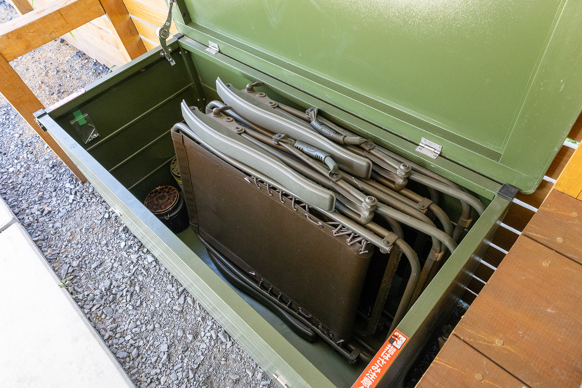 食事用とは別にリラックスできるチェアも置いてある。また、蚊取り線香も置いてあり、自由に使うことができるのだが、筆者のいた日はヤブ蚊が一切飛んでないし、ほかの羽虫も少なかった